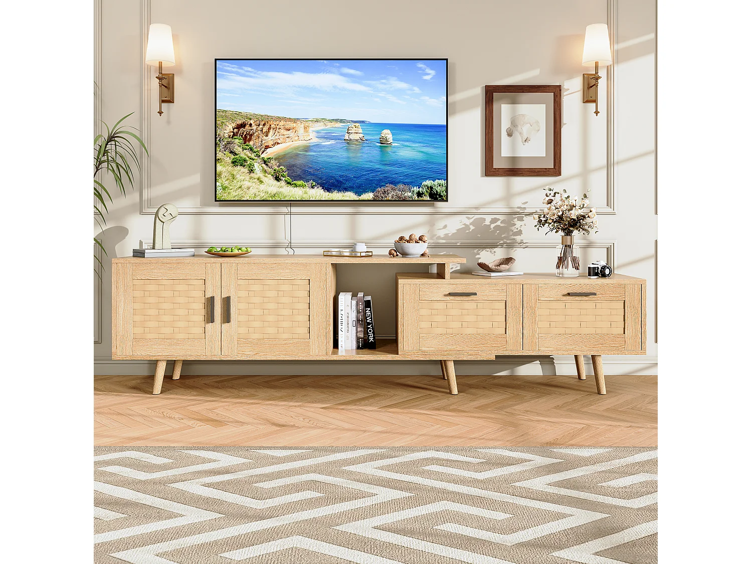 Meuble TV extensible en chêne clair avec portes en rotin tressé, grand espace de rangement et design naturel moderne