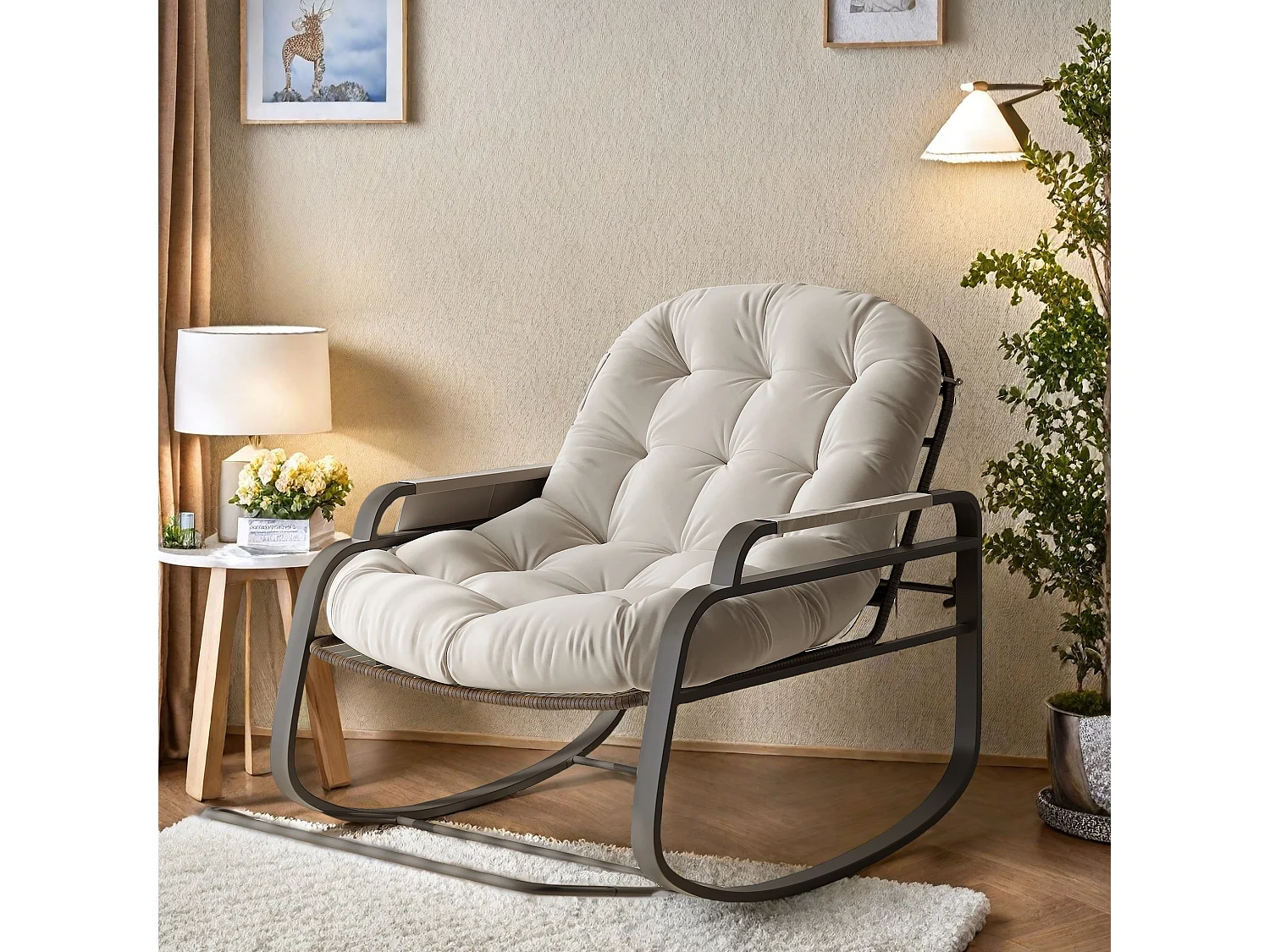 Fauteuil à bascule d’extérieur en rotin avec repose-pieds pliable, coussin beige et rangement sur accoudoirs – design moderne