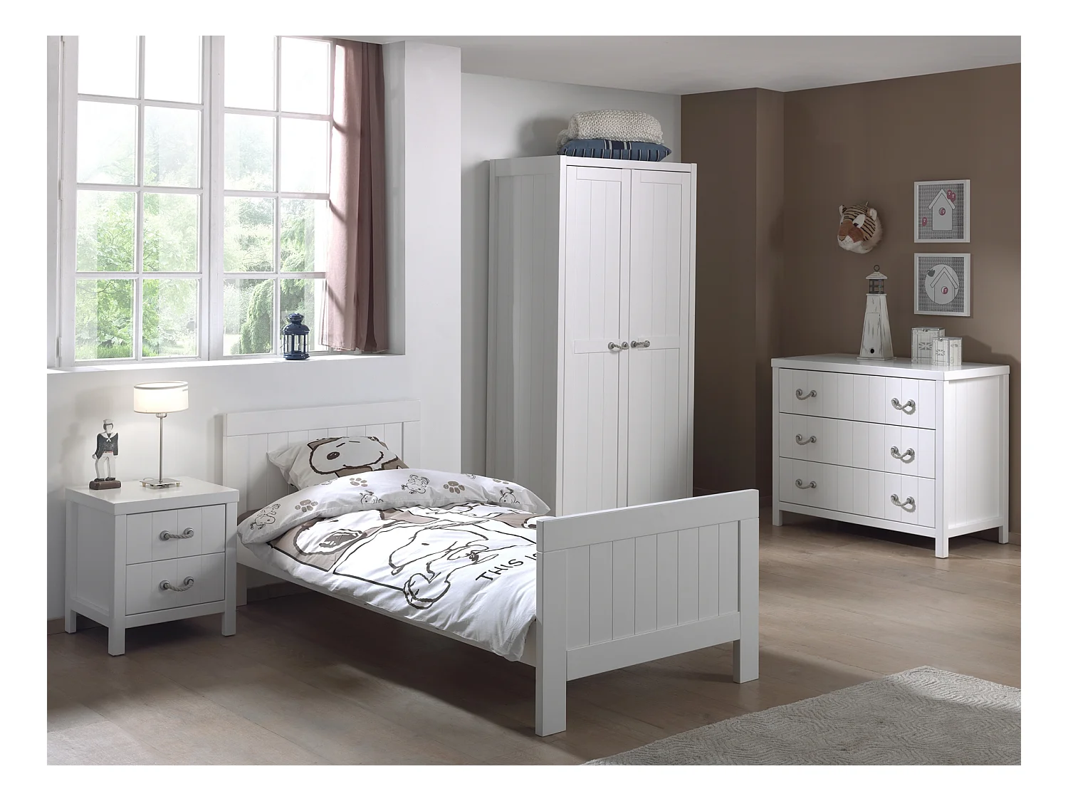 Lewis wit gelakte houten 2-deurskast