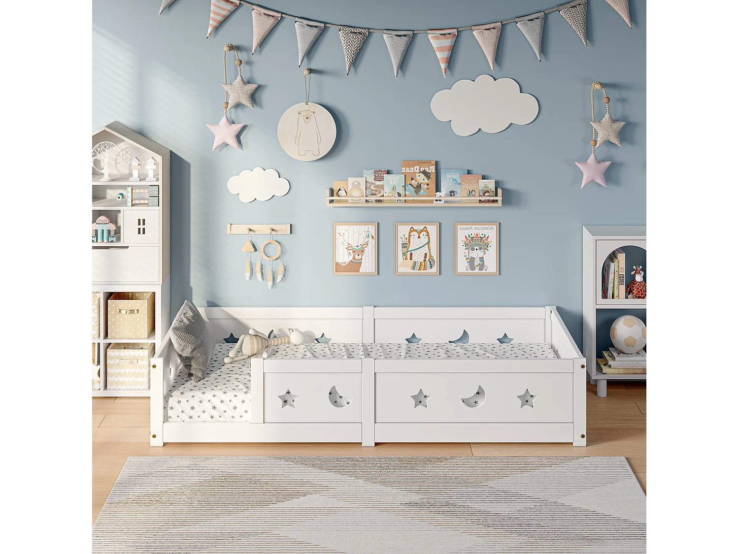 Cama infantil de 90x200 cm em pinho maciço, com estrado de ripas, com padrão de estrelas e lua, branca.