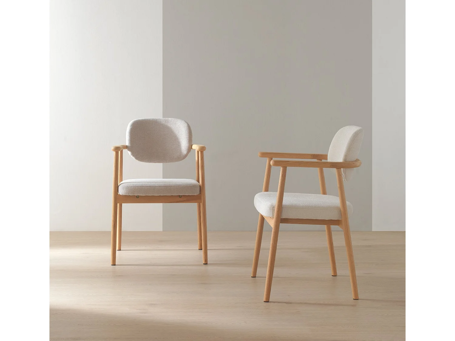 Lot de 4 Fauteuils en bois de chêne tapissés en blanc