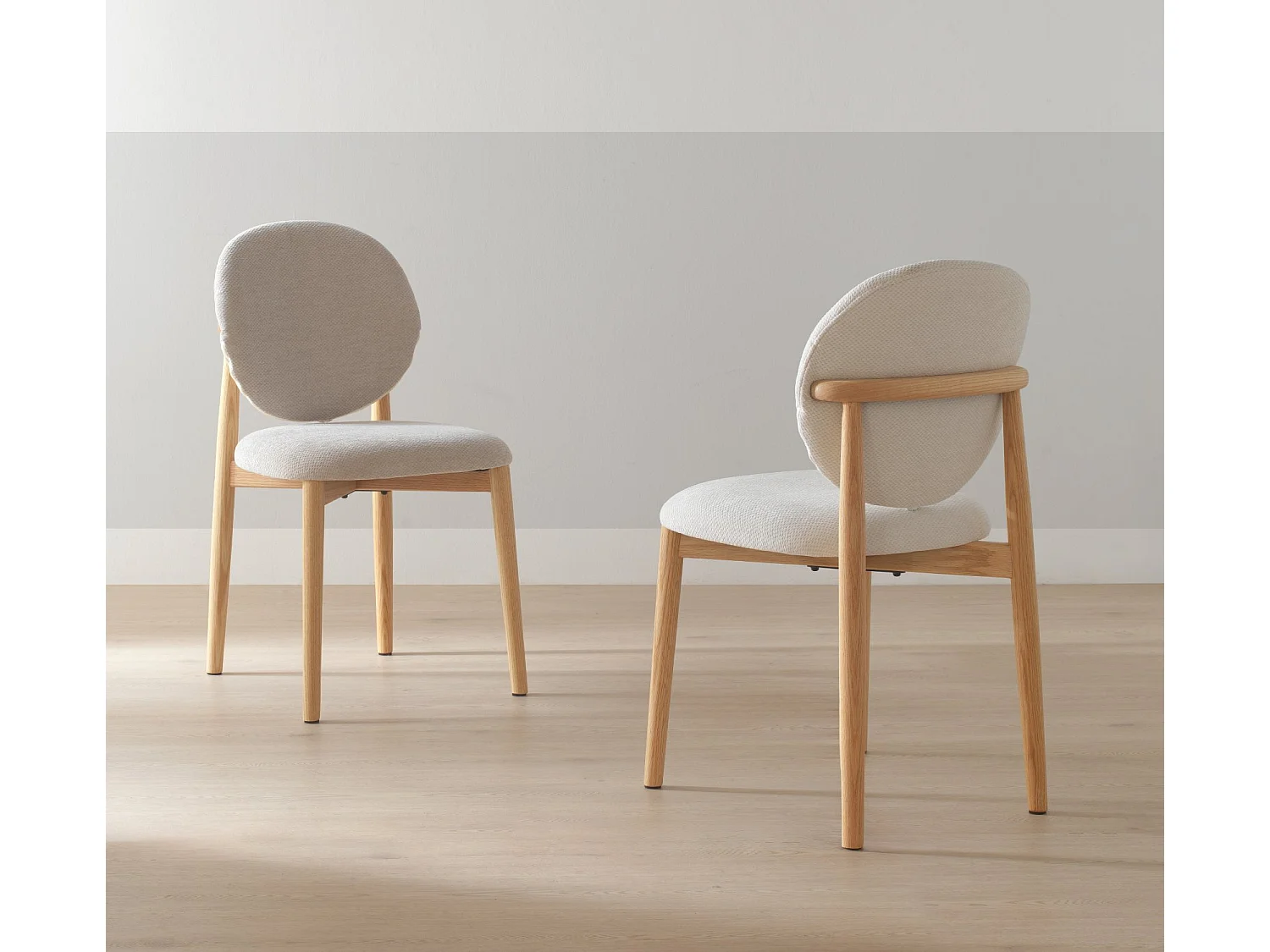 Lot de 4 chaises en bois de chêne tapissées en blanc