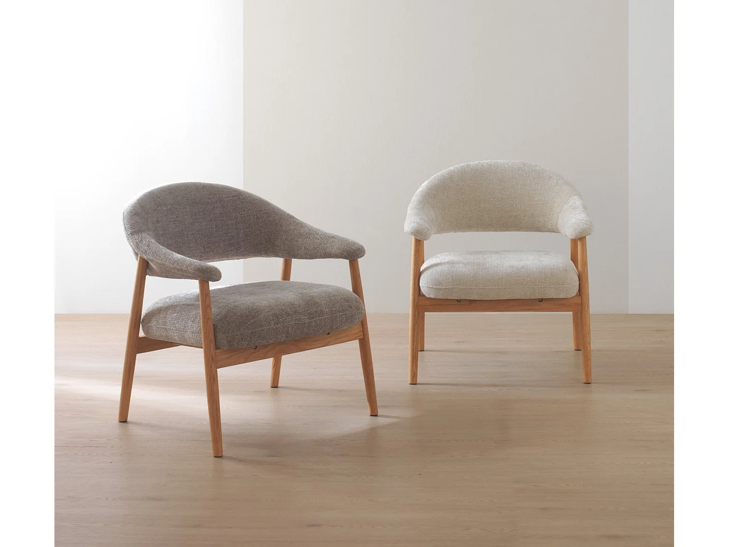 Sillón de madera de roble  tapizado en topo