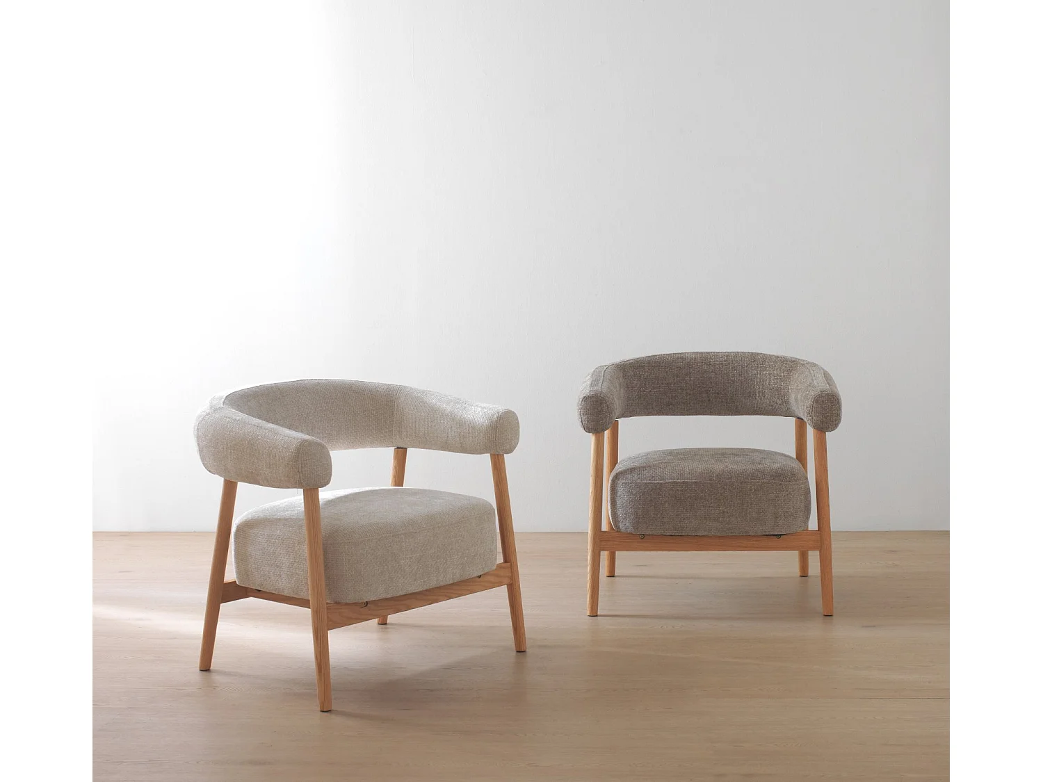 Sillón de madera de roble  tapizado en blanco