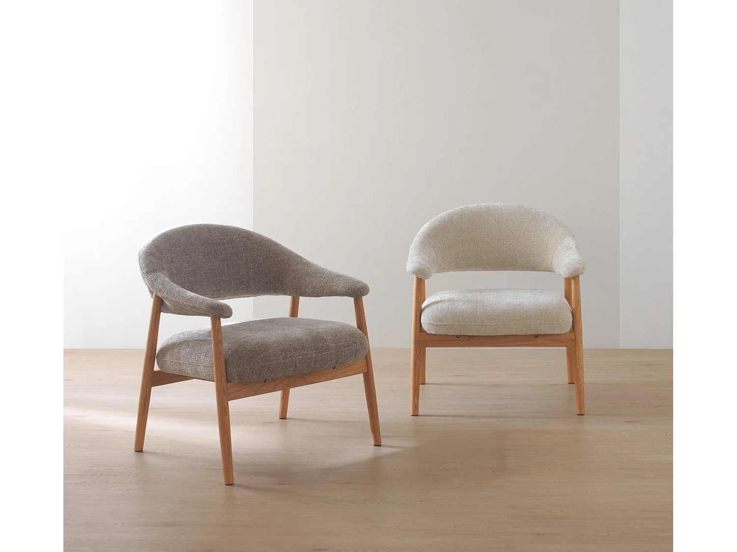 Sillón de madera de roble  tapizado en blanco