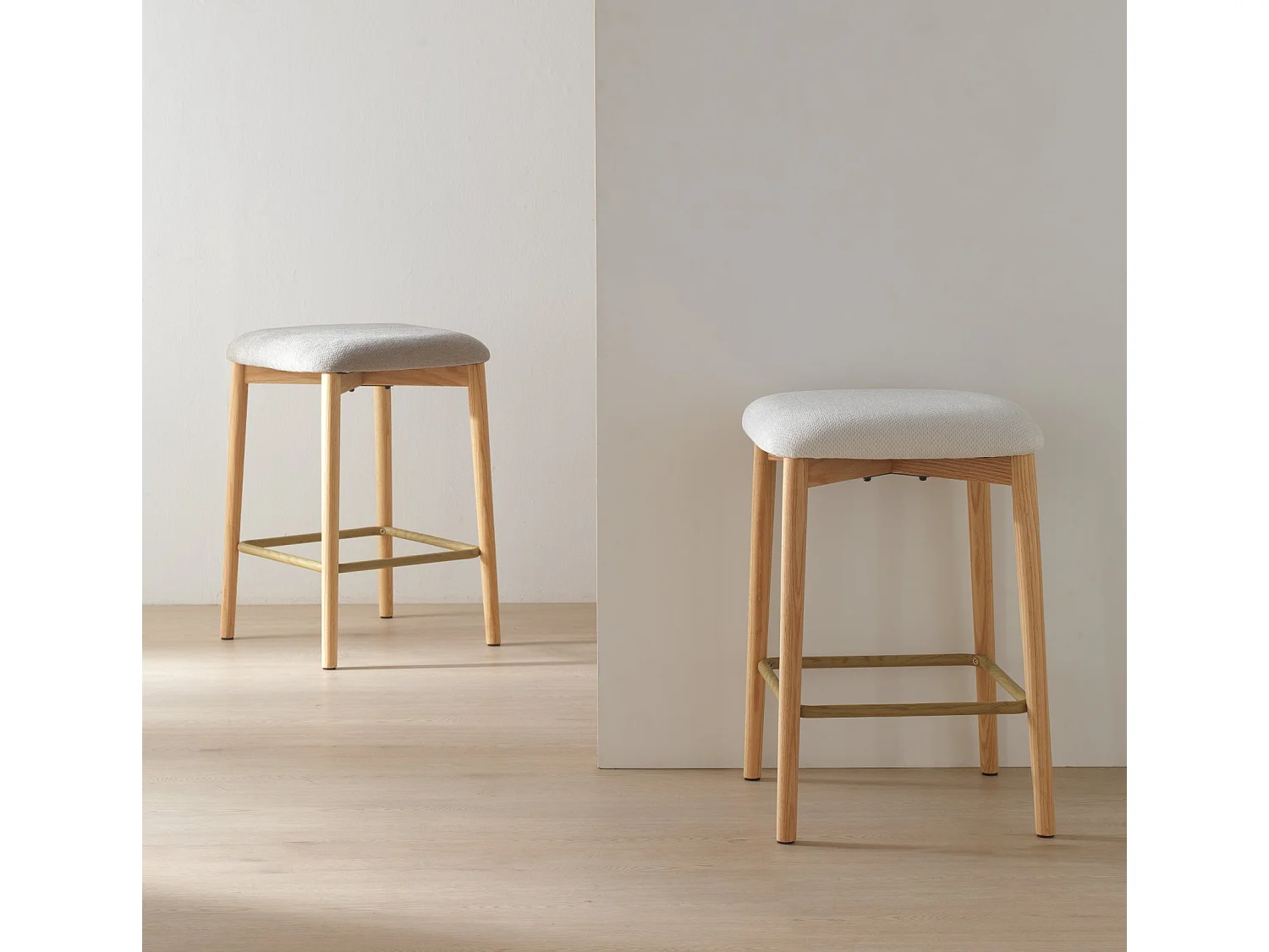 Set van 2 eikenhouten krukken bekleed met witte stof