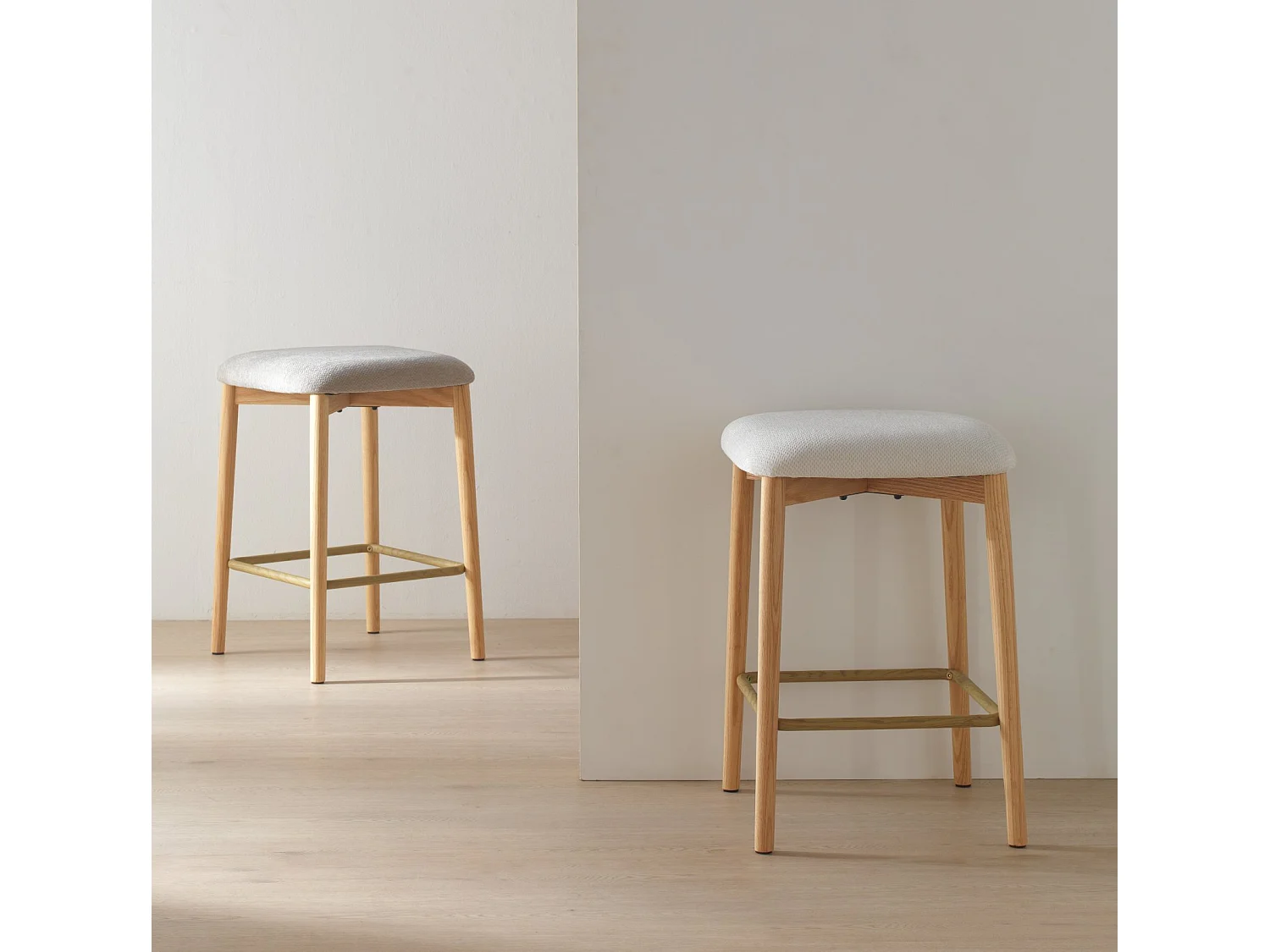 Set van 2 eikenhouten krukken  met beige bekleding