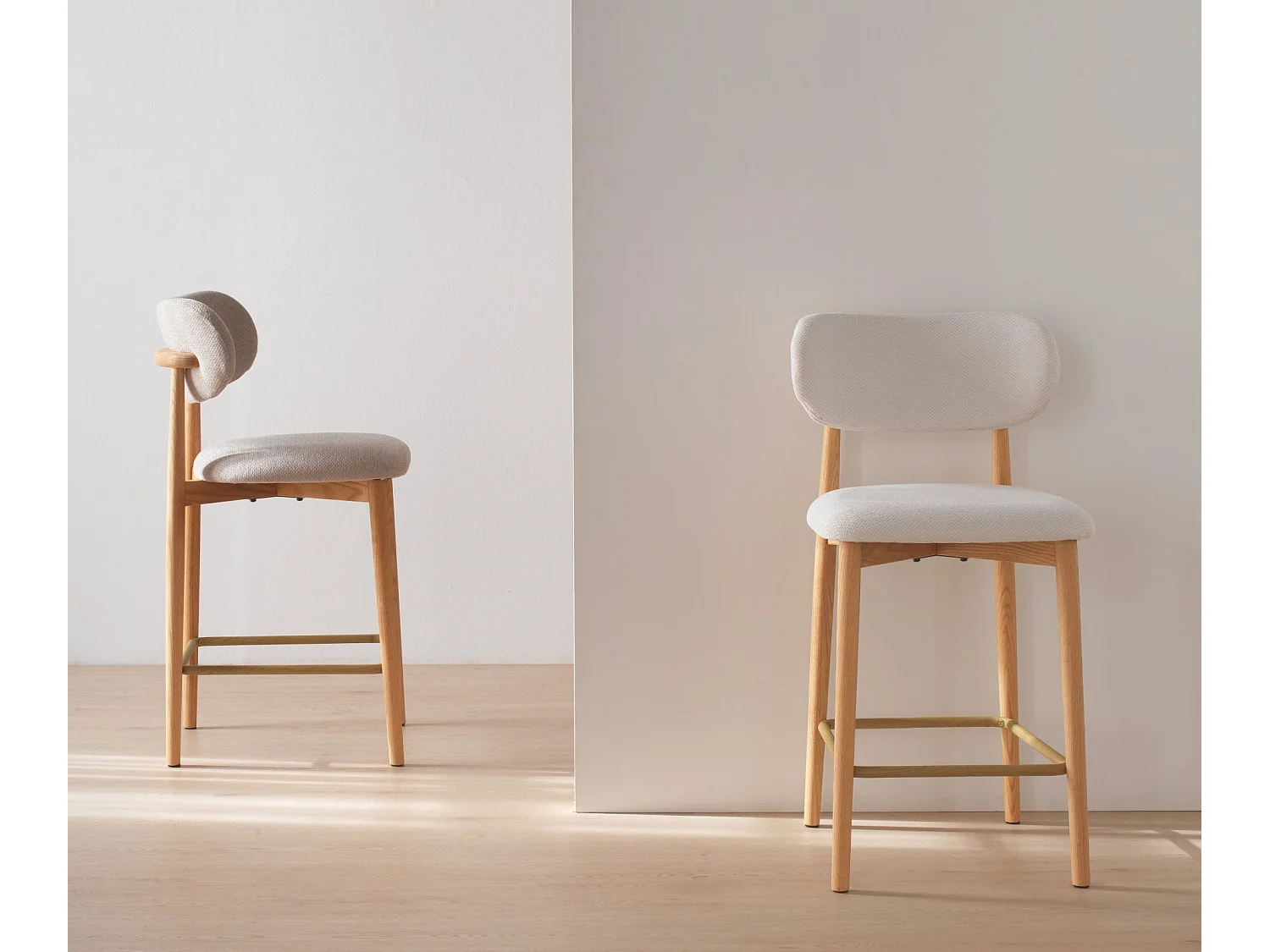 Pack 2 taburetes con respaldo de madera de roble tapizado en blanco
