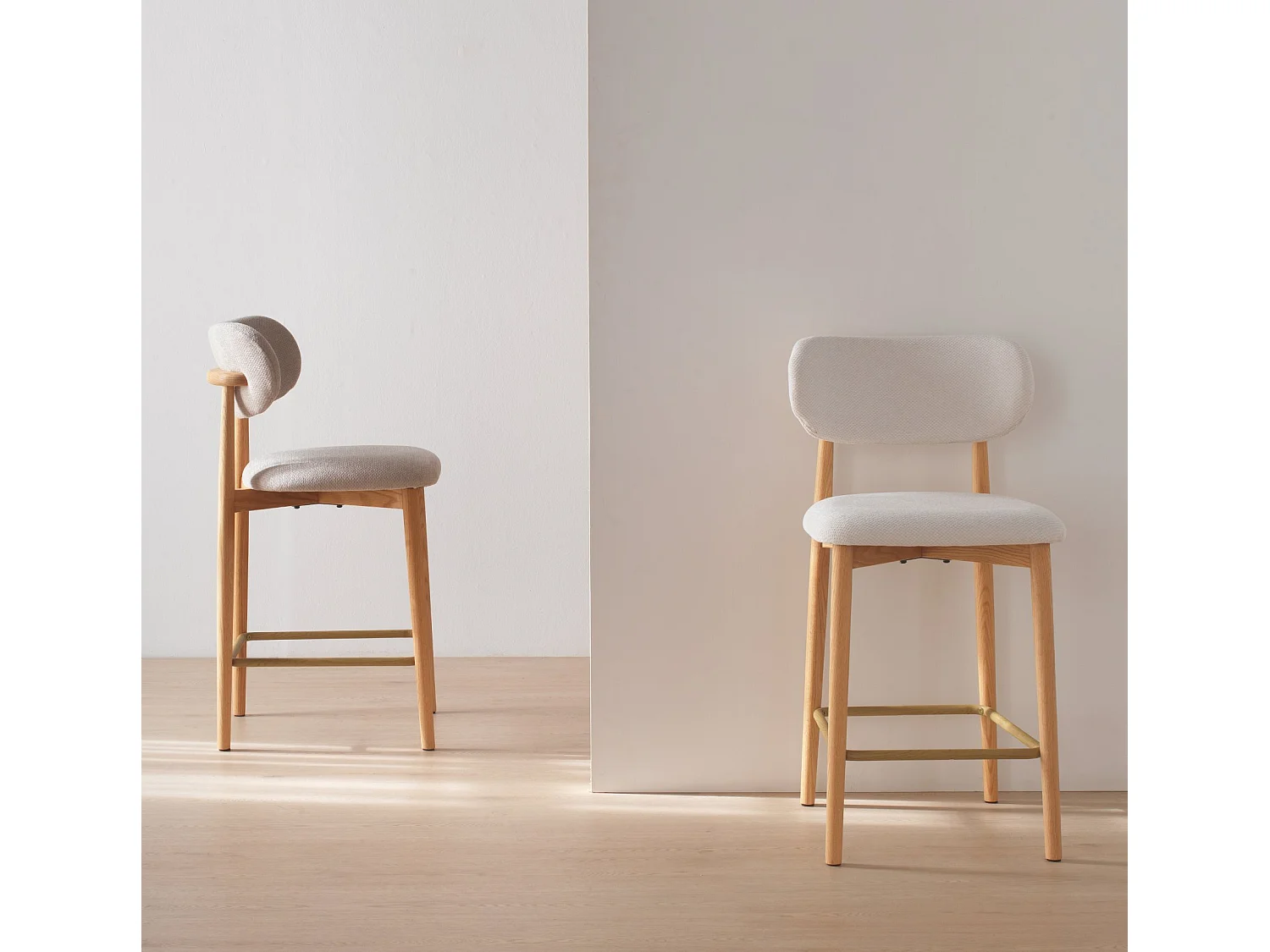 Pack 2 taburetes con respaldo de madera de roble tapizado en beige