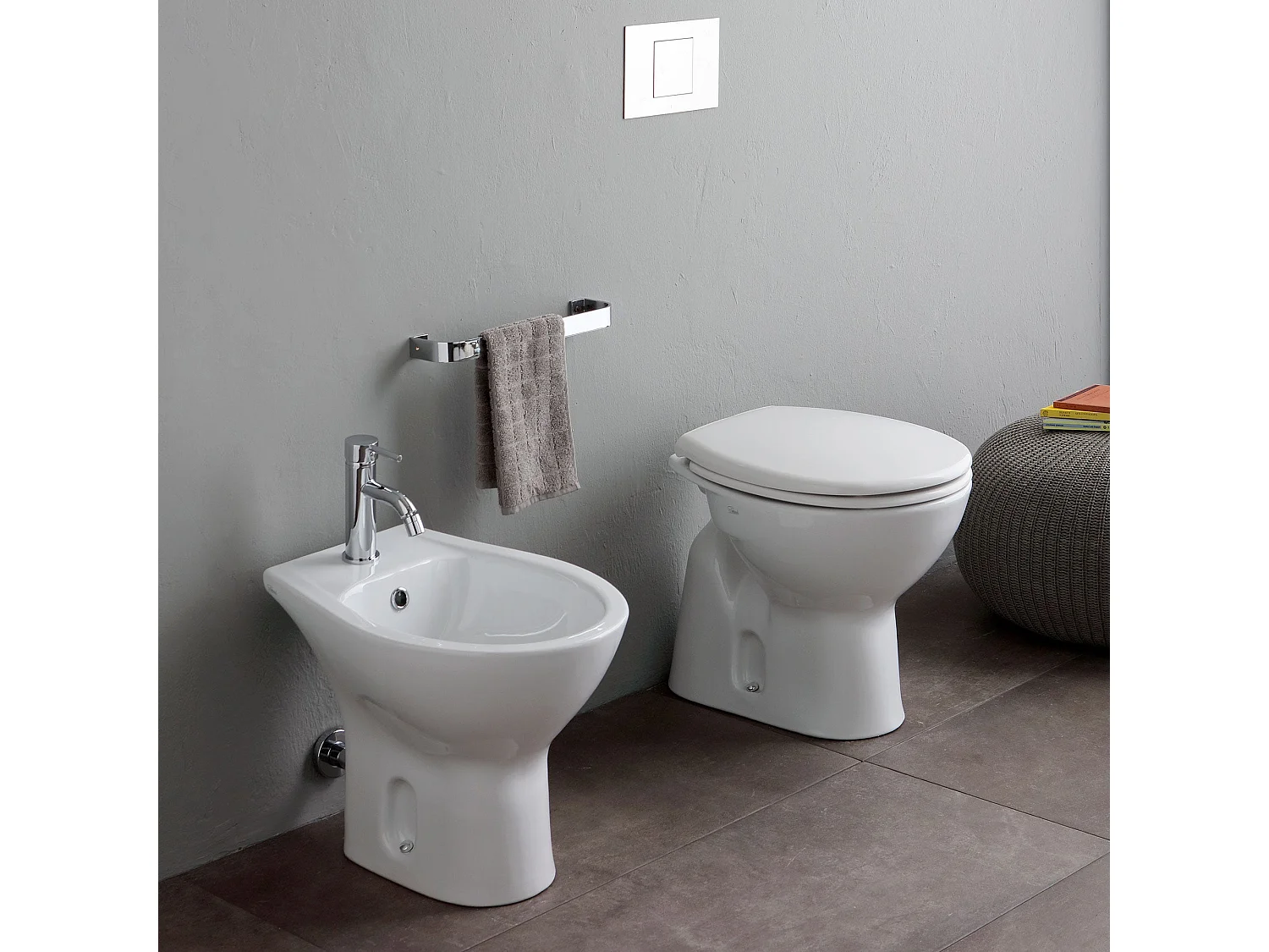 Set De Sanitaires Au Sol Distancés Du Mur Wc Et Bidet | Cipro
