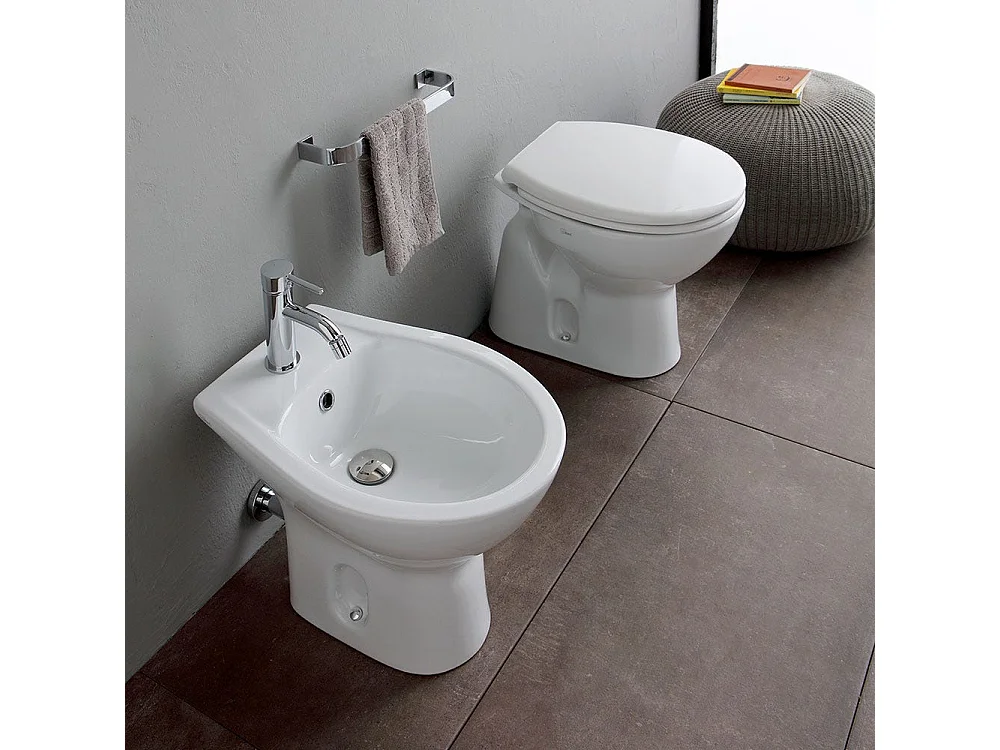 Set De Sanitaires Au Sol Distancés Du Mur Wc Et Bidet | Cipro