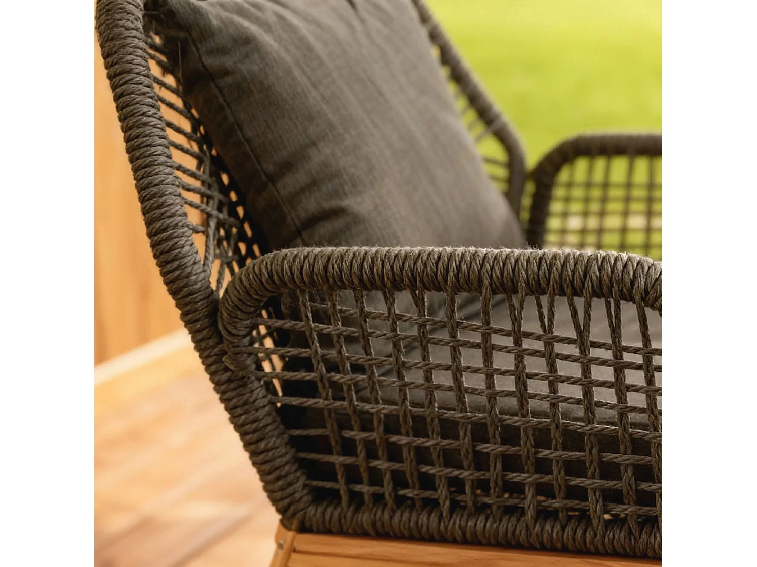 Salon de jardin 4 places en bois avec 2 tables gris anthracite et bois ROSARIO