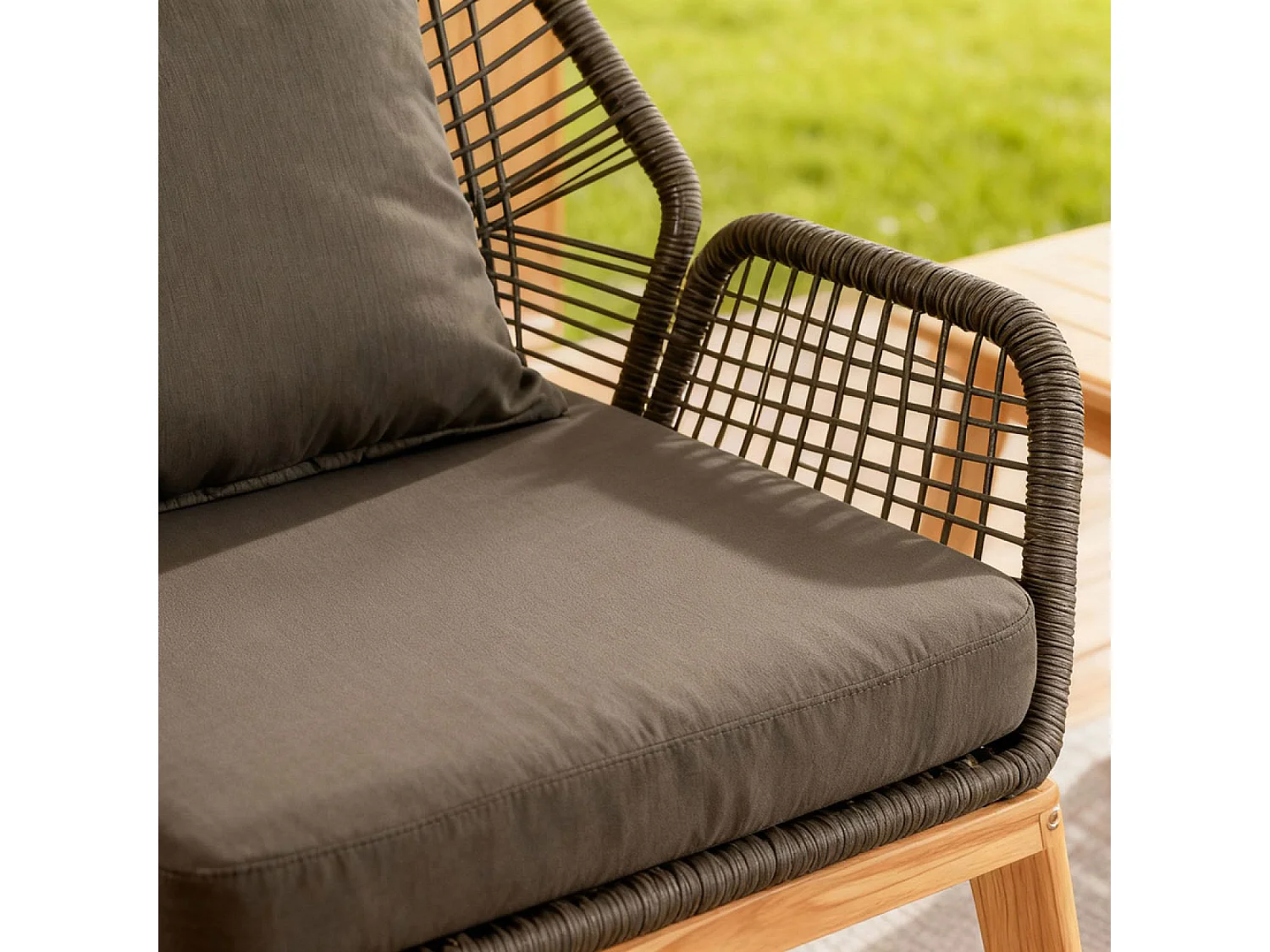 Salon de jardin 4 places en bois avec 2 tables gris anthracite et bois ROSARIO