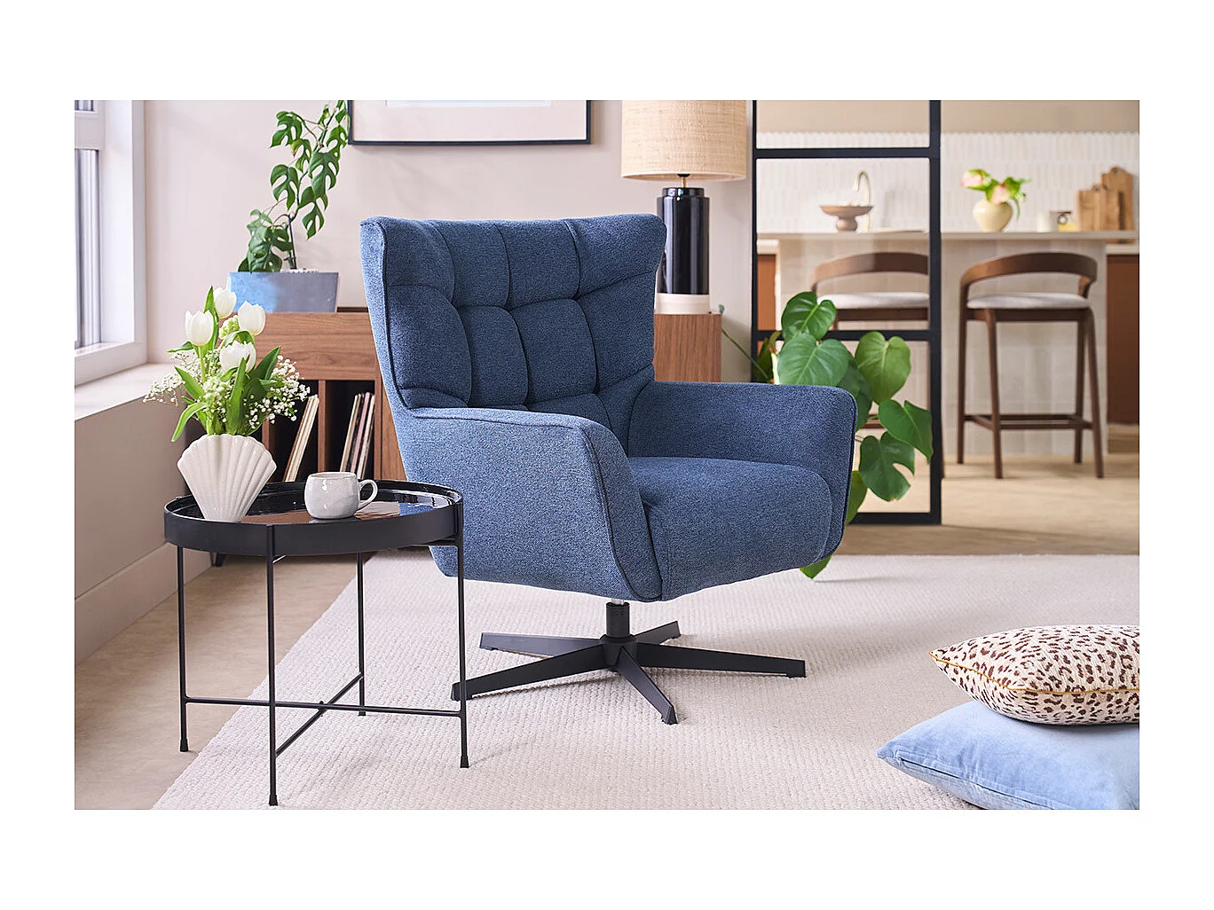 Sillón escandinavo giratorio en tela efecto terciopelo texturizado azul oscuro y metal AVERY