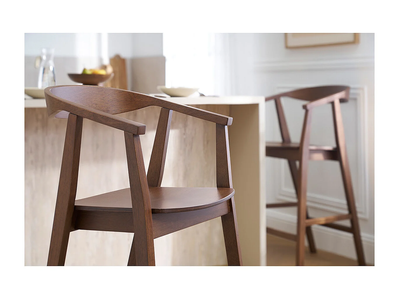 Skandinavische Barhocker aus dunklem Holz (2er Set) BAHIA