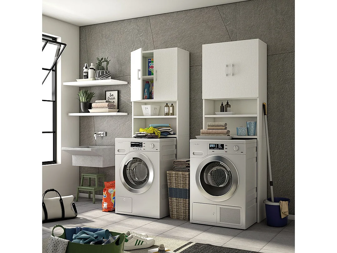 Colonne De Lavage Blanche Au-Dessus De La Machine À Laver Avec Armoire