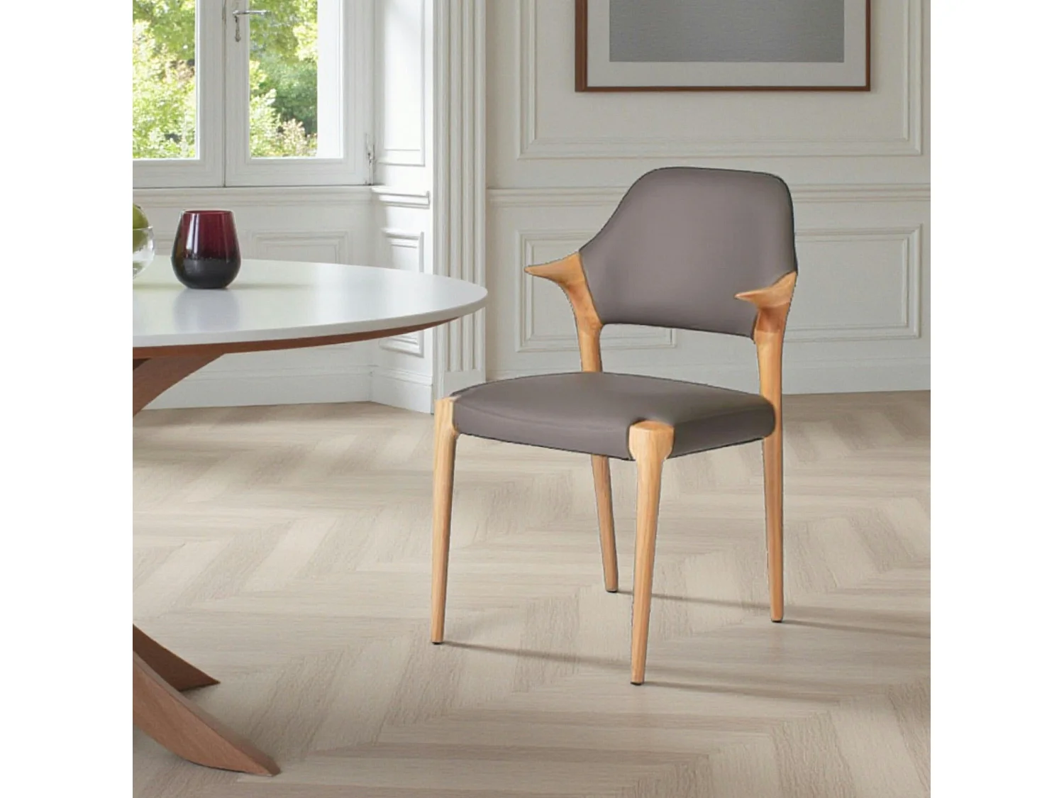 Chaise en cuir gris foncé design, accoudoirs bois clair ALDER