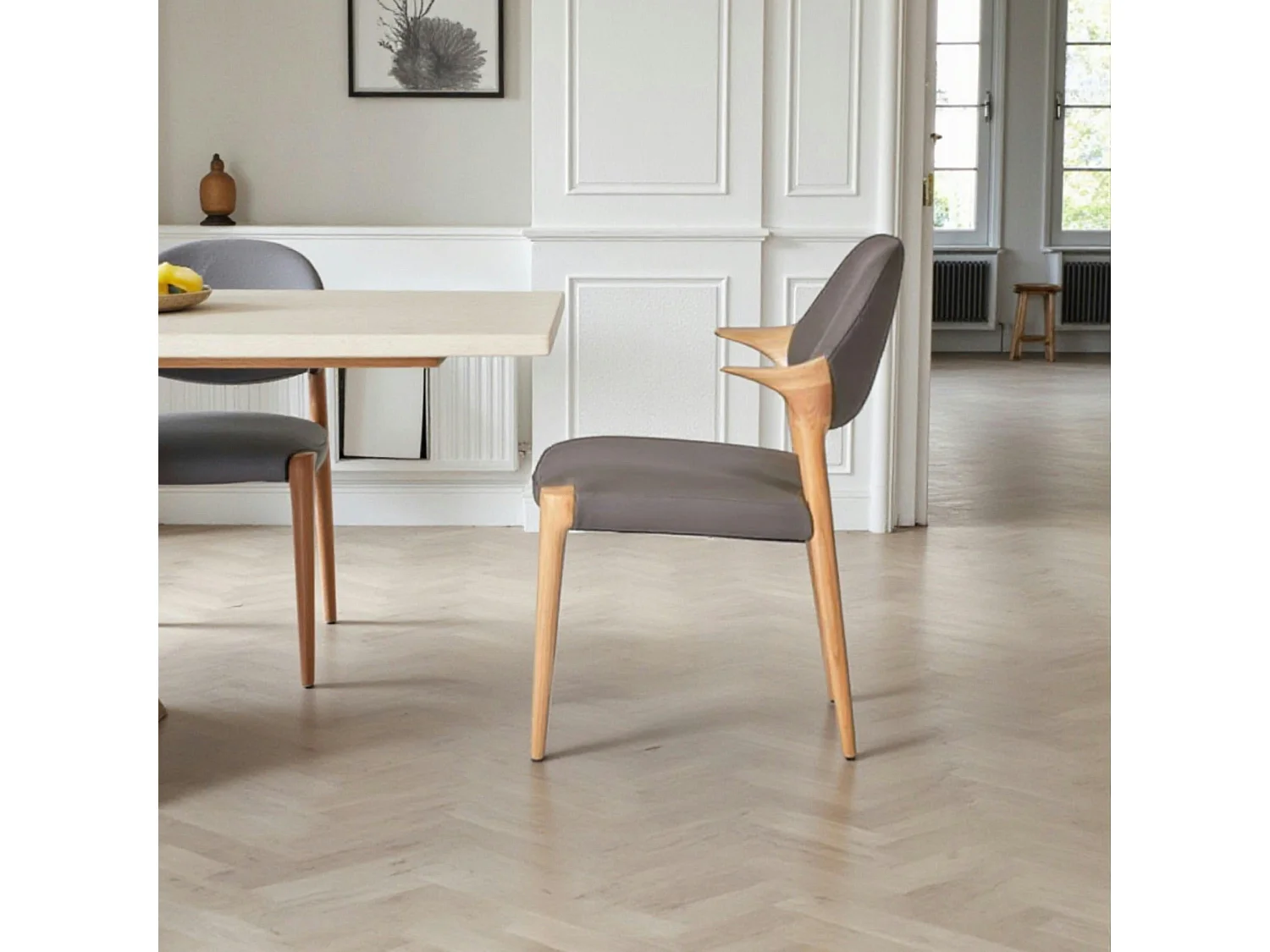 Chaise en cuir gris foncé design, accoudoirs bois clair ALDER