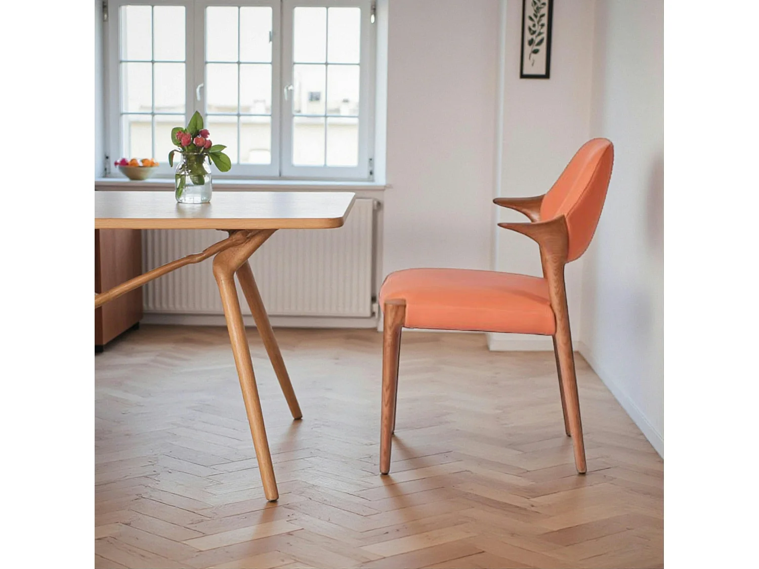 Chaise en cuir rouille design, accoudoirs bois brun ALDER