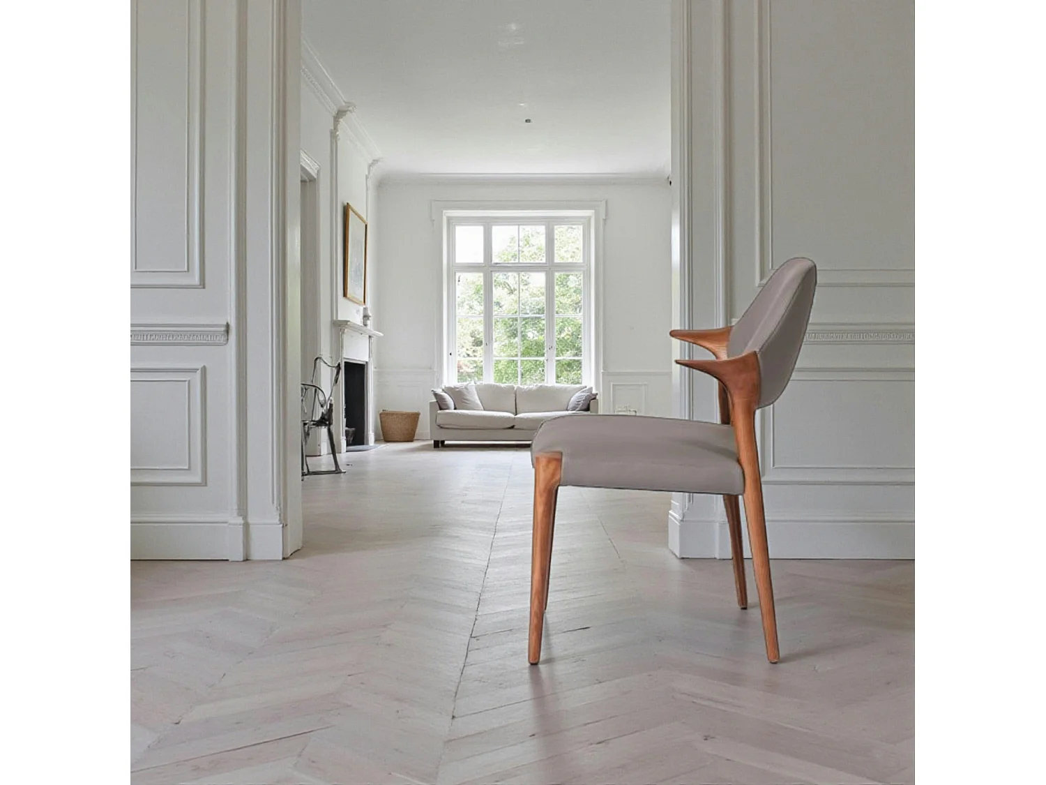 Chaise en cuir gris foncé design, accoudoirs bois brun ALDER