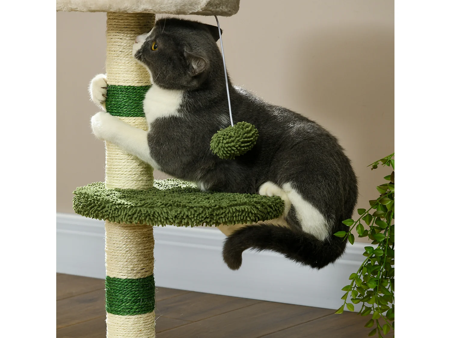 Tiragraffi per gatti con lettino palline e palo in sisal verde