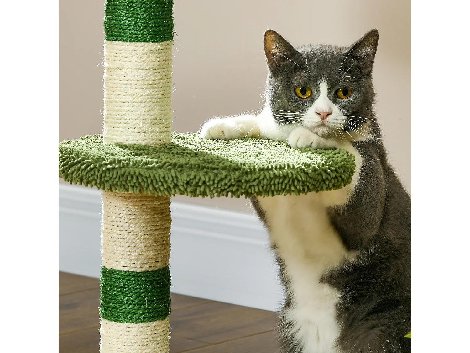 Tiragraffi per gatti con lettino palline e palo in sisal verde