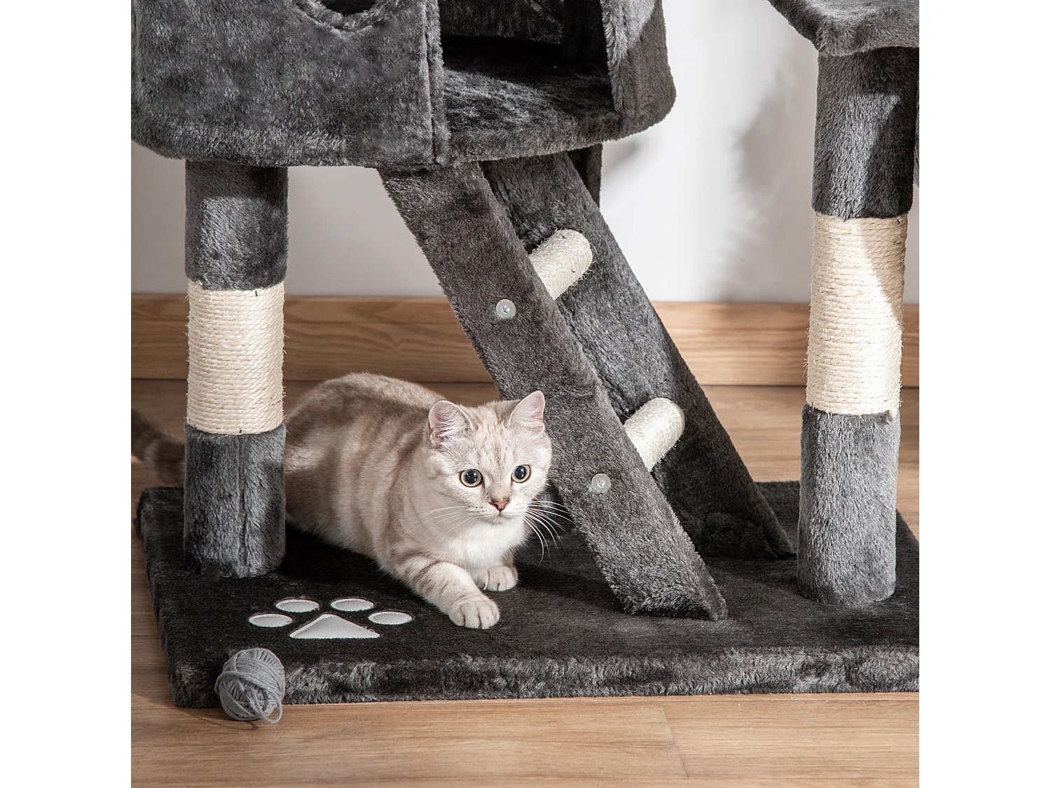 Tiragraffi per gatti a soffitto multilivello con cucce grigio