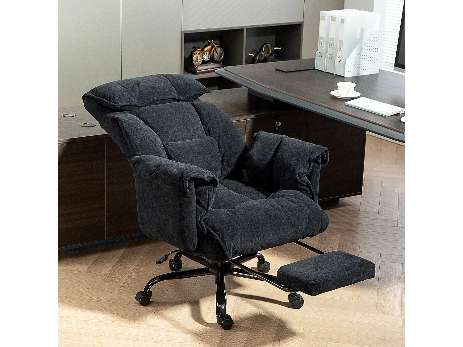 Sedia da ufficio reclinabile con poggiapiedi e schienale alto nero