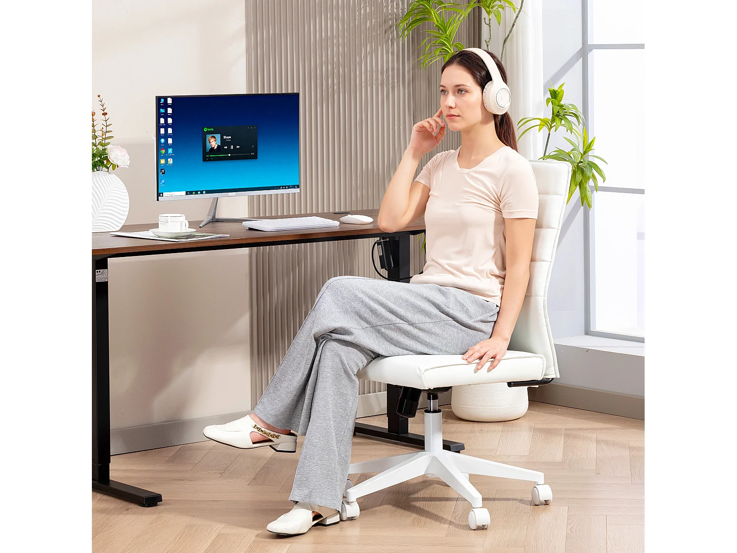 Sedia da ufficio ergonomica e regolabile con schienale ricurvo bianco