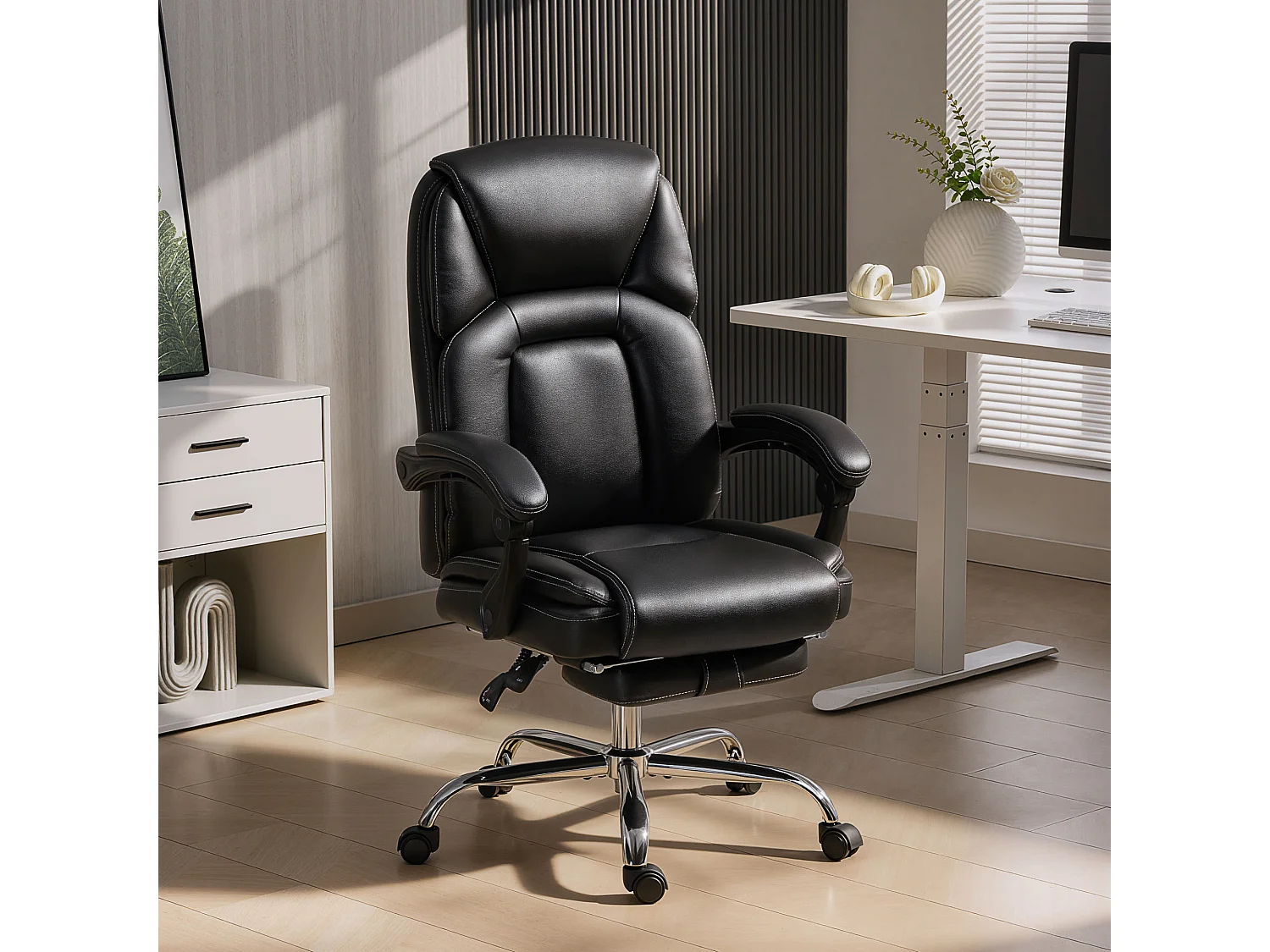 Sedia da ufficio reclinabile con poggiapiedi e imbottitura nero