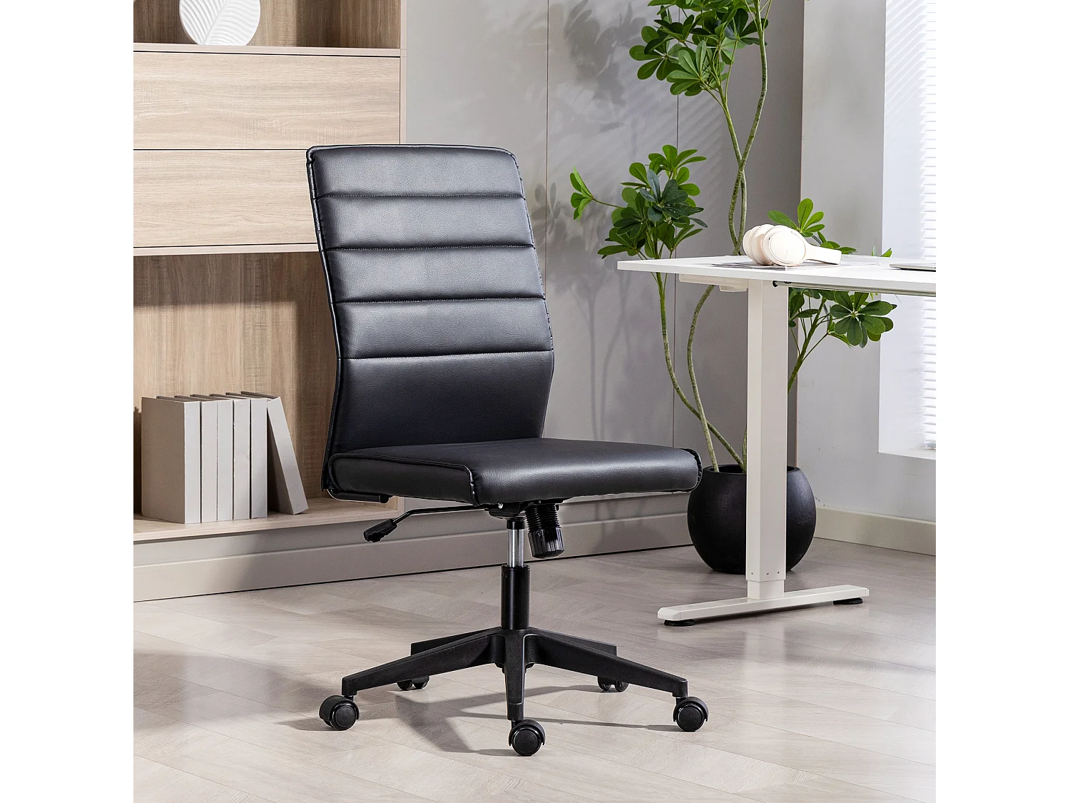 Sedia da ufficio ergonomica e regolabile con schienale ricurvo nero