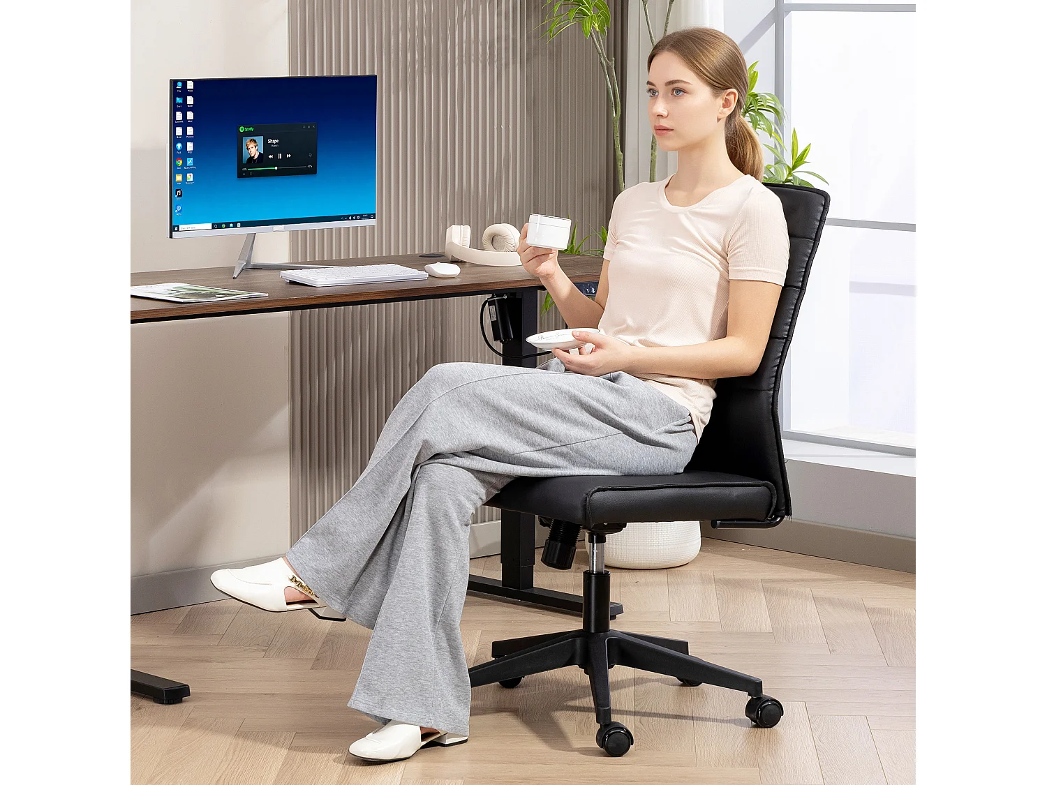 Sedia da ufficio ergonomica e regolabile con schienale ricurvo nero