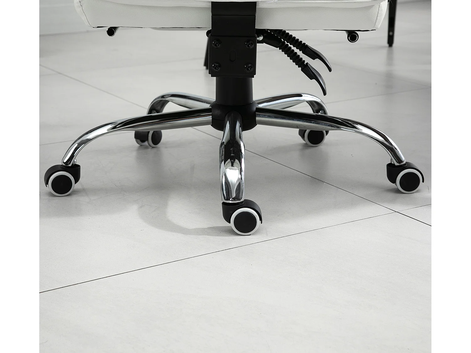 Poltrona da ufficio in similpelle bianca altezza regolabile