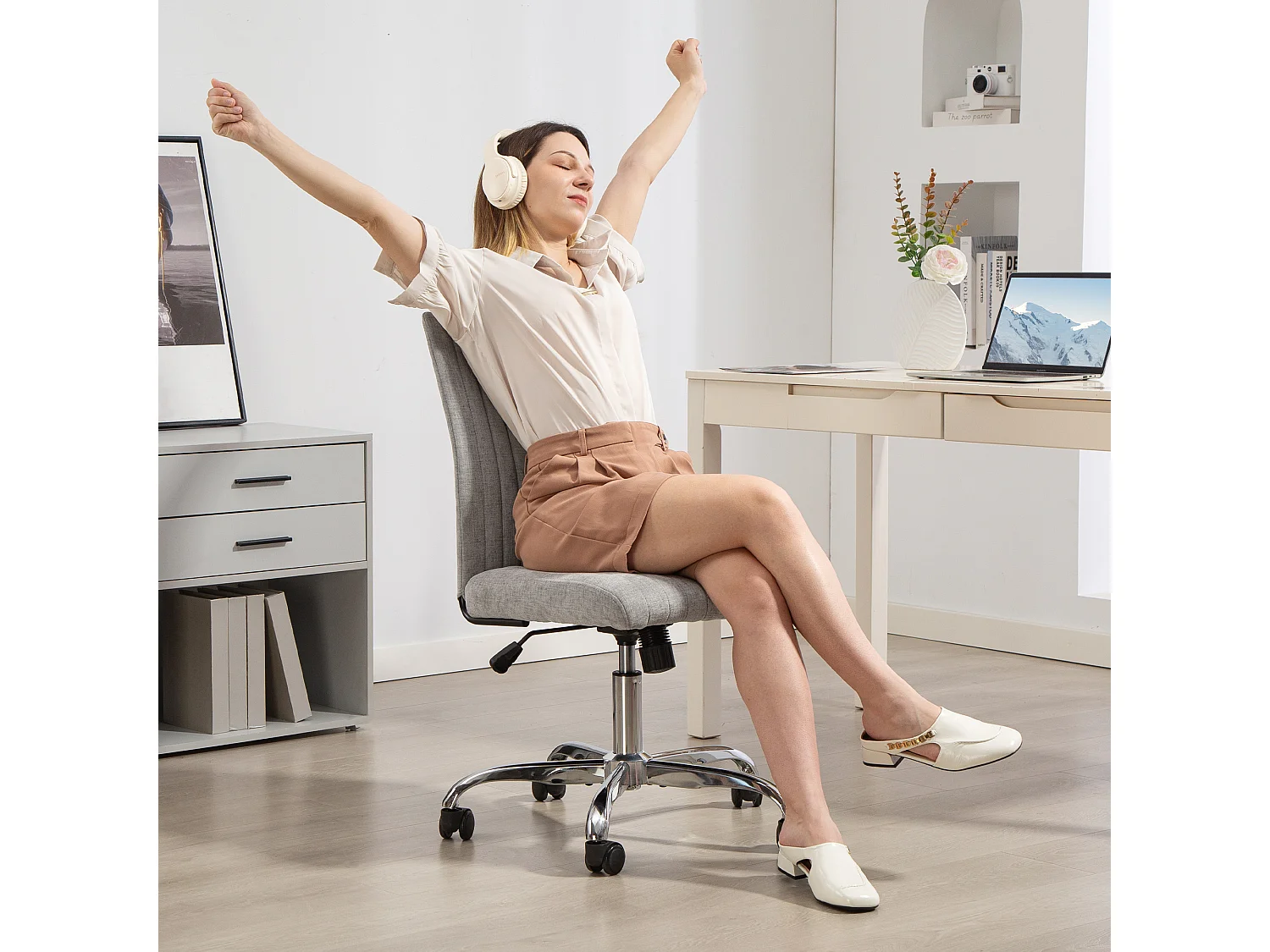 Sedia da ufficio senza braccioli girevole in tessuto grigio