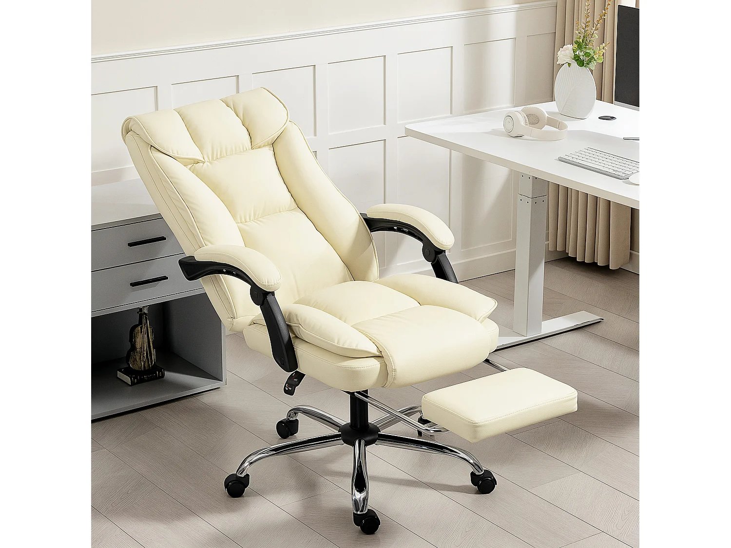 Sedia da ufficio reclinabile con poggiapiedi in finta pelle beige