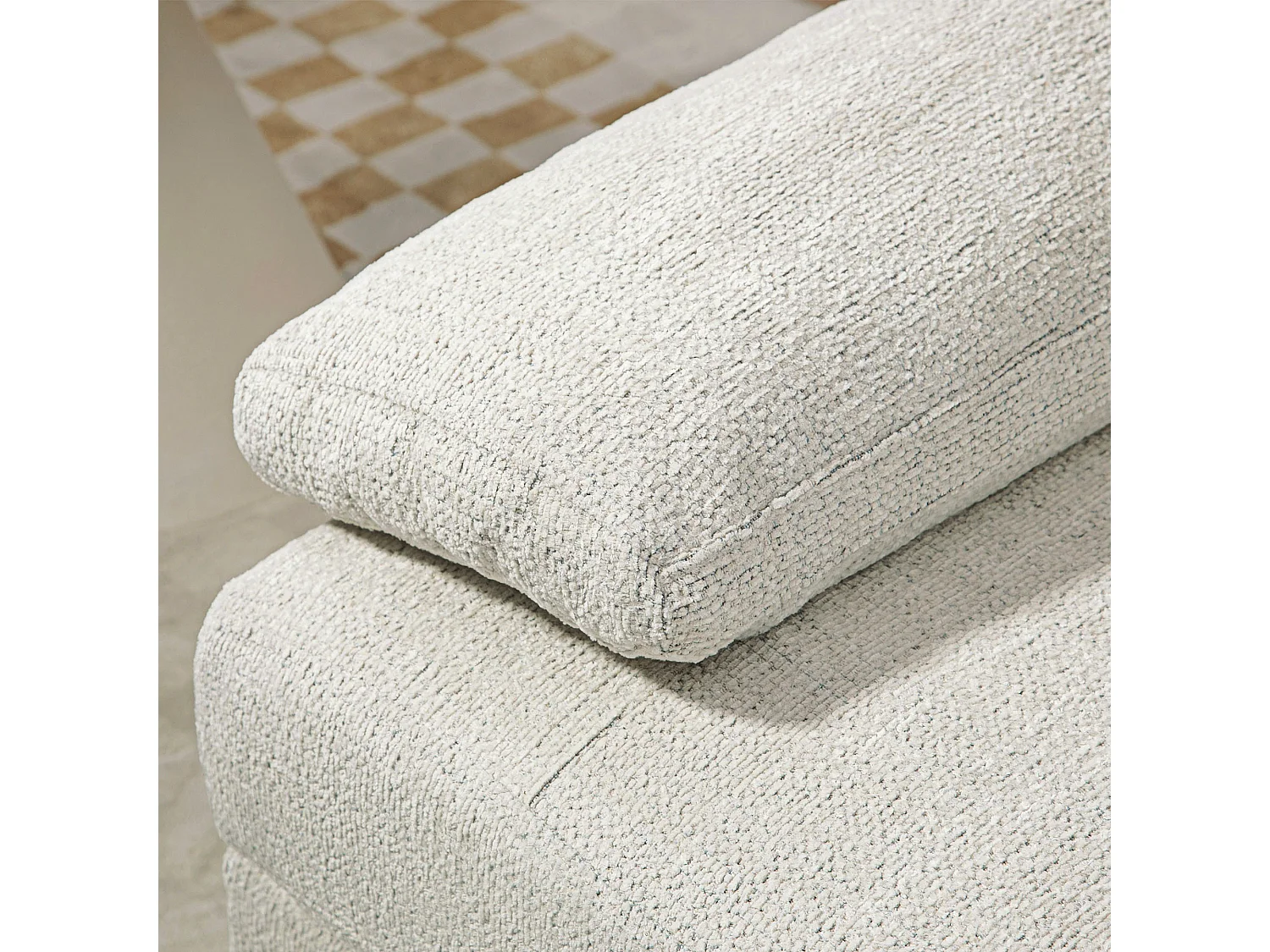 Divano componibile effetto ciniglia con poggiapiedi e cuscini crema