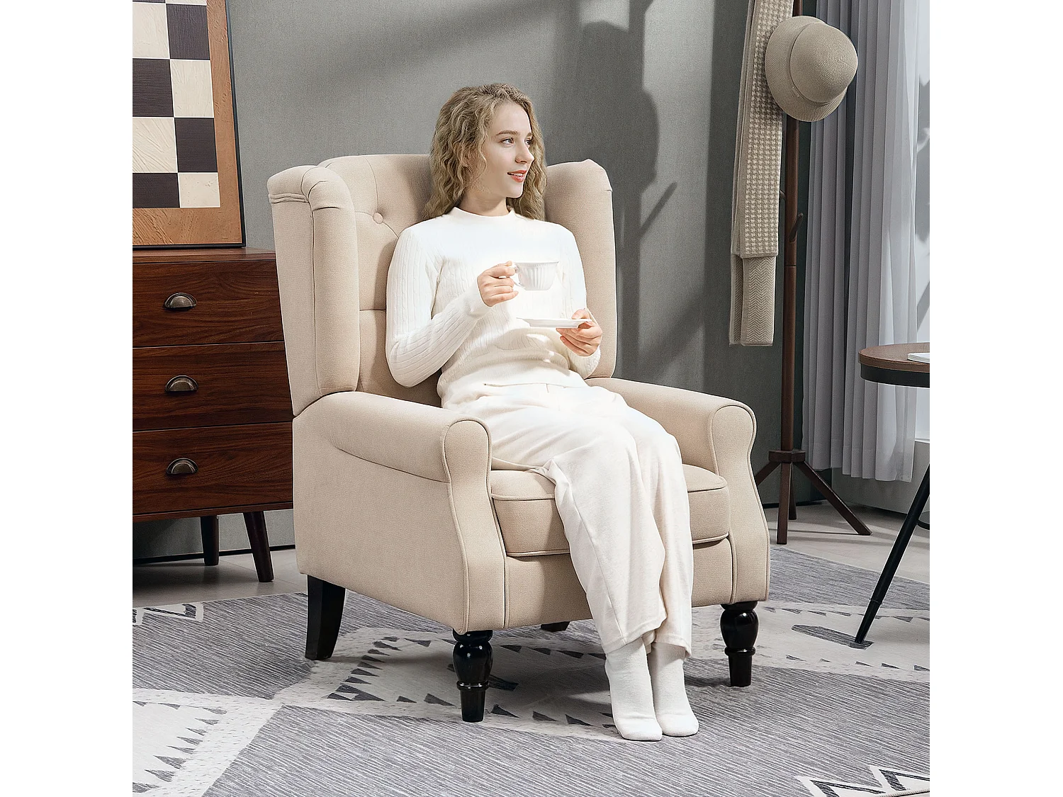 Poltrona per salotto e camera in stile francese con cuscini beige