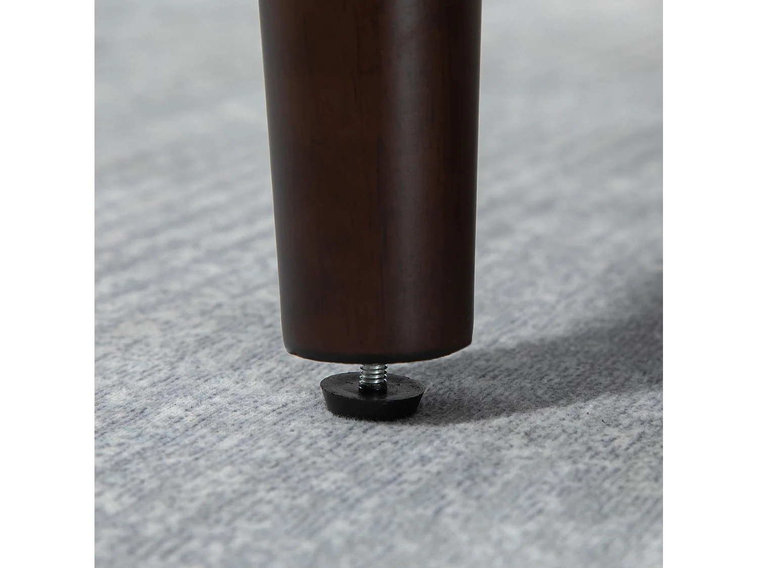 Poltrona moderna in tessuto effetto lino e struttura in legno