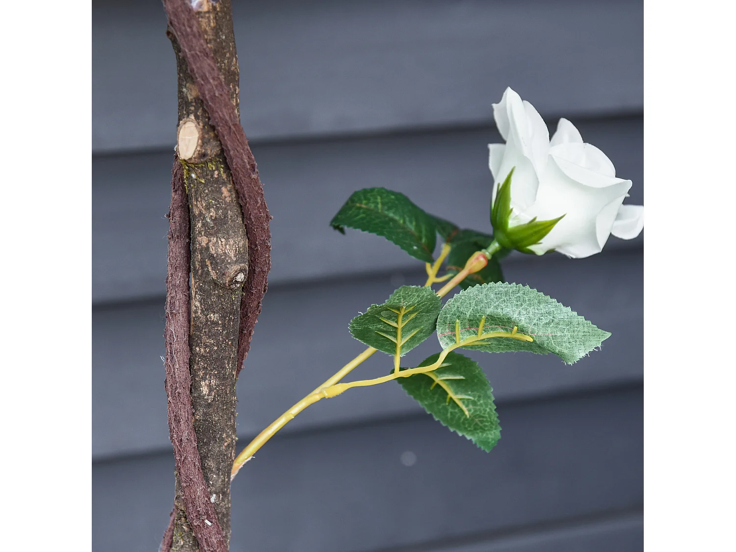 Rosa alberello artificiale con fiori e vaso in pe bianco e verde