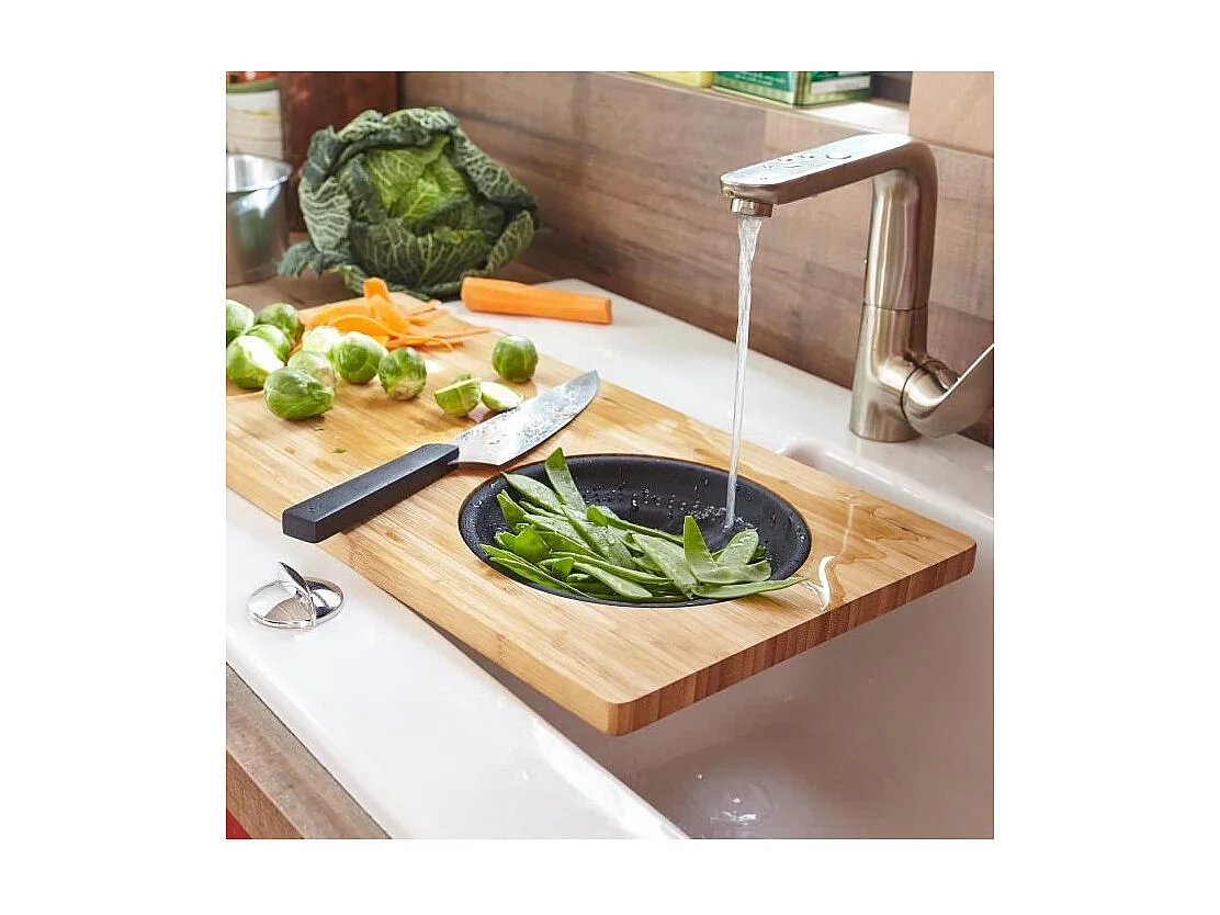 Planche a découper en bambou - JOCCA - Passoire en plastique - 58 x 29 x 1,8 cm - Naturel et noir