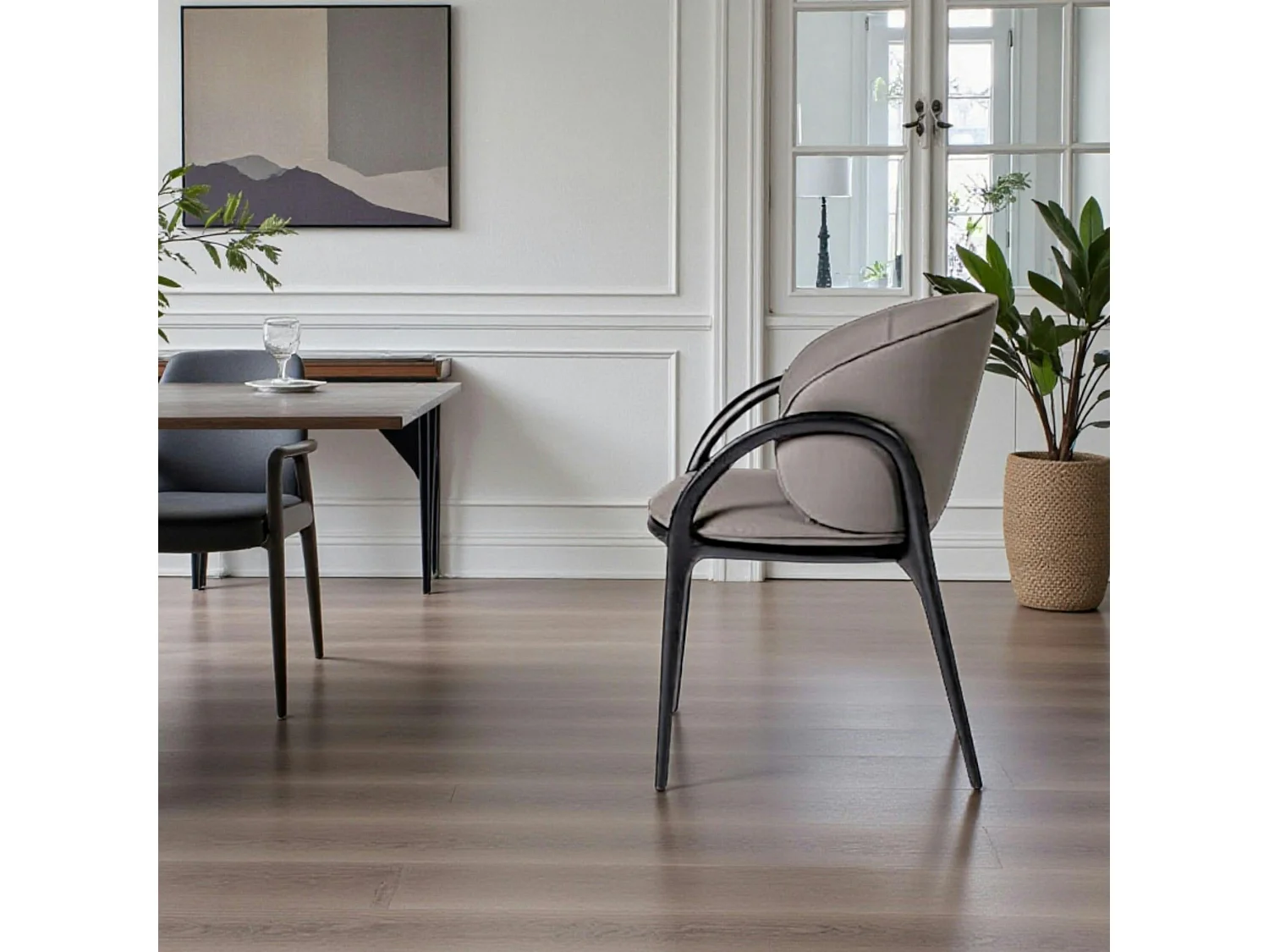 Chaise en cuir gris foncé dos rond accoudoirs bois noir ALDER