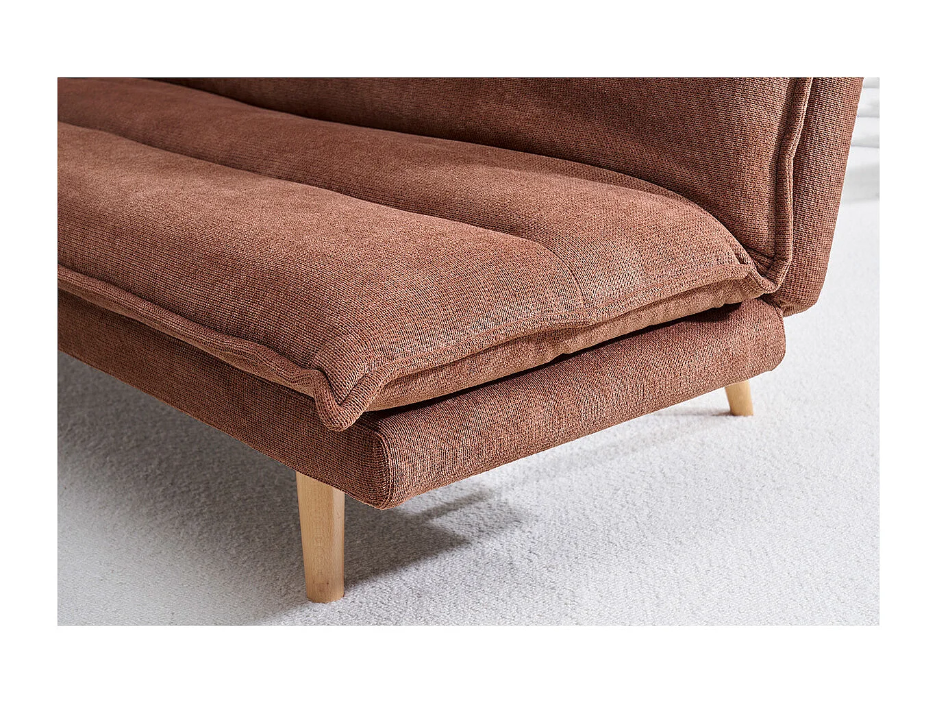 Sofá cama convertible de 3 plazas en tejido chenilla texturado tierra quemada y madera clara BINGO