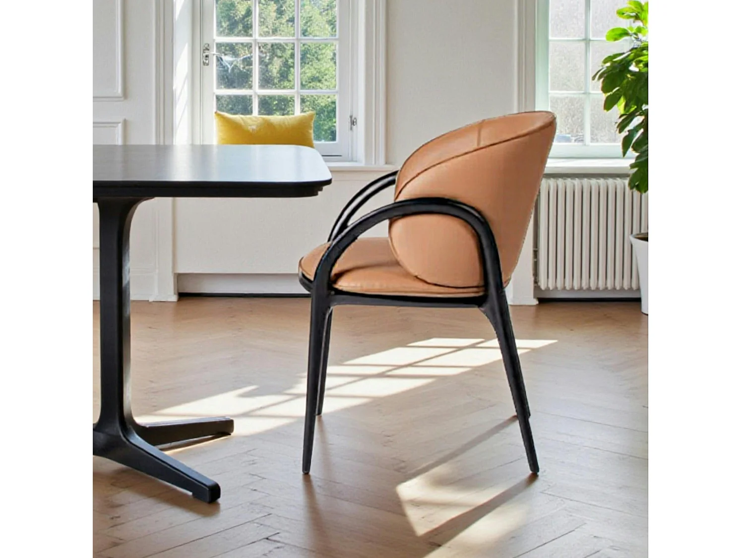 Chaise en cuir marron dos rond accoudoirs bois noir ALDER