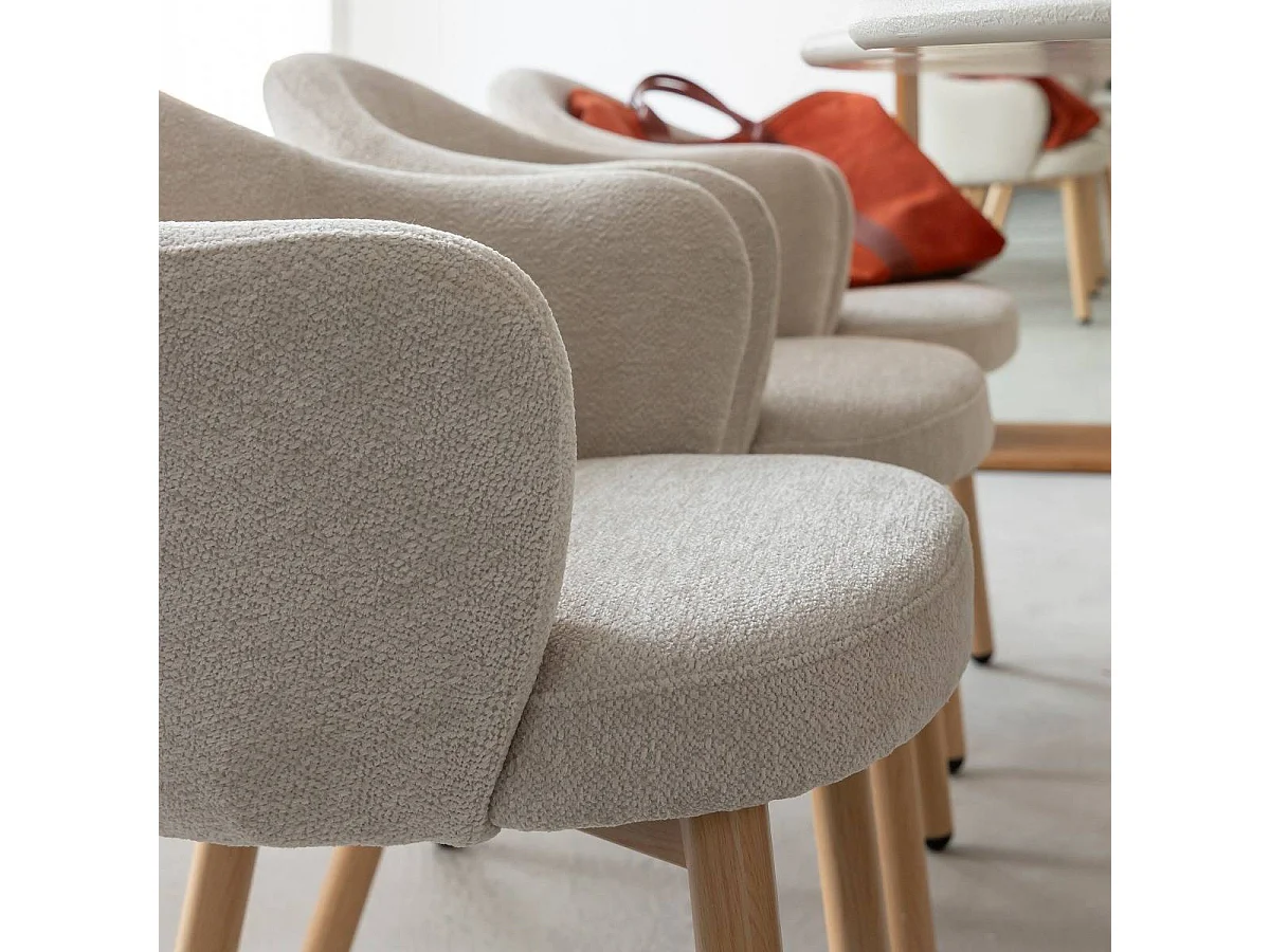 Fauteuil en tissu écru et pieds en métal effet bois Mayi