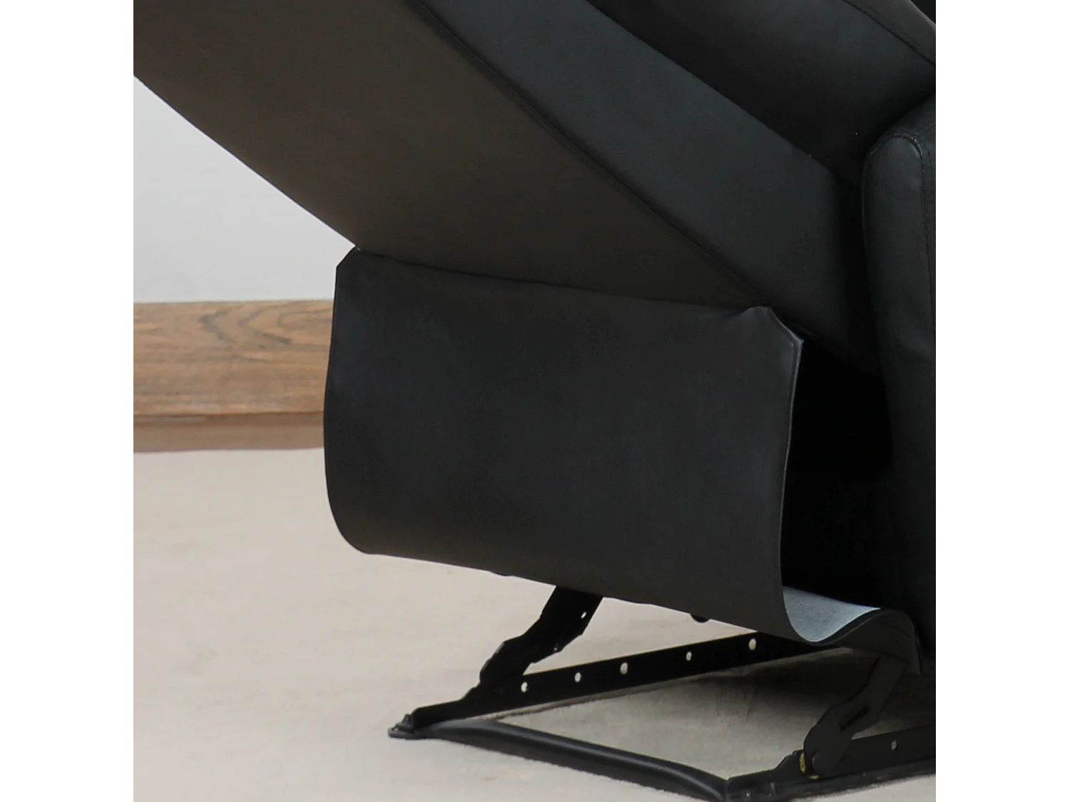 Poltrona relax ergonomica e reclinabile in finta pelle nera