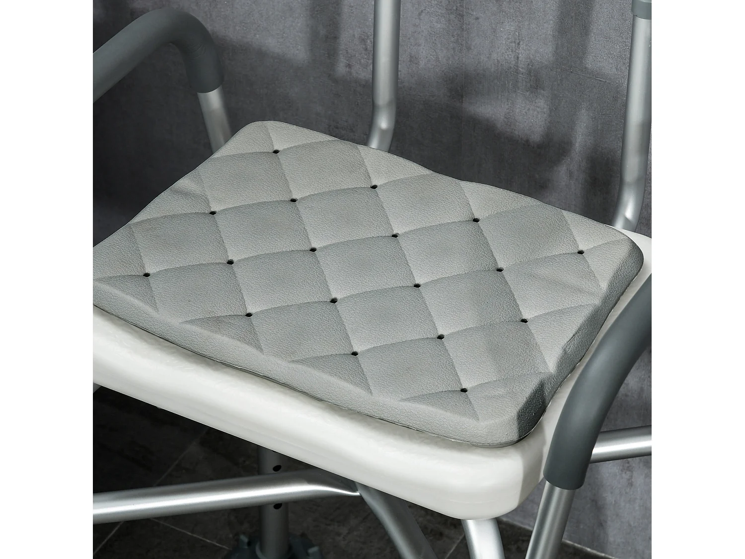 Sedia per doccia ad altezza regolabile con braccioli e cuscino bianca