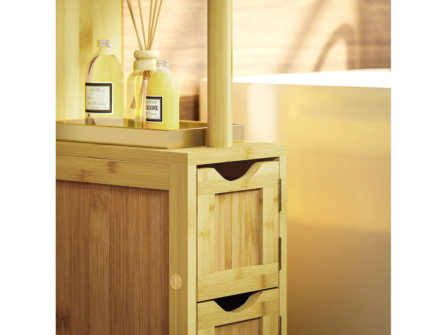 Colonna bagno con ripiani aperti e armadietti in legno