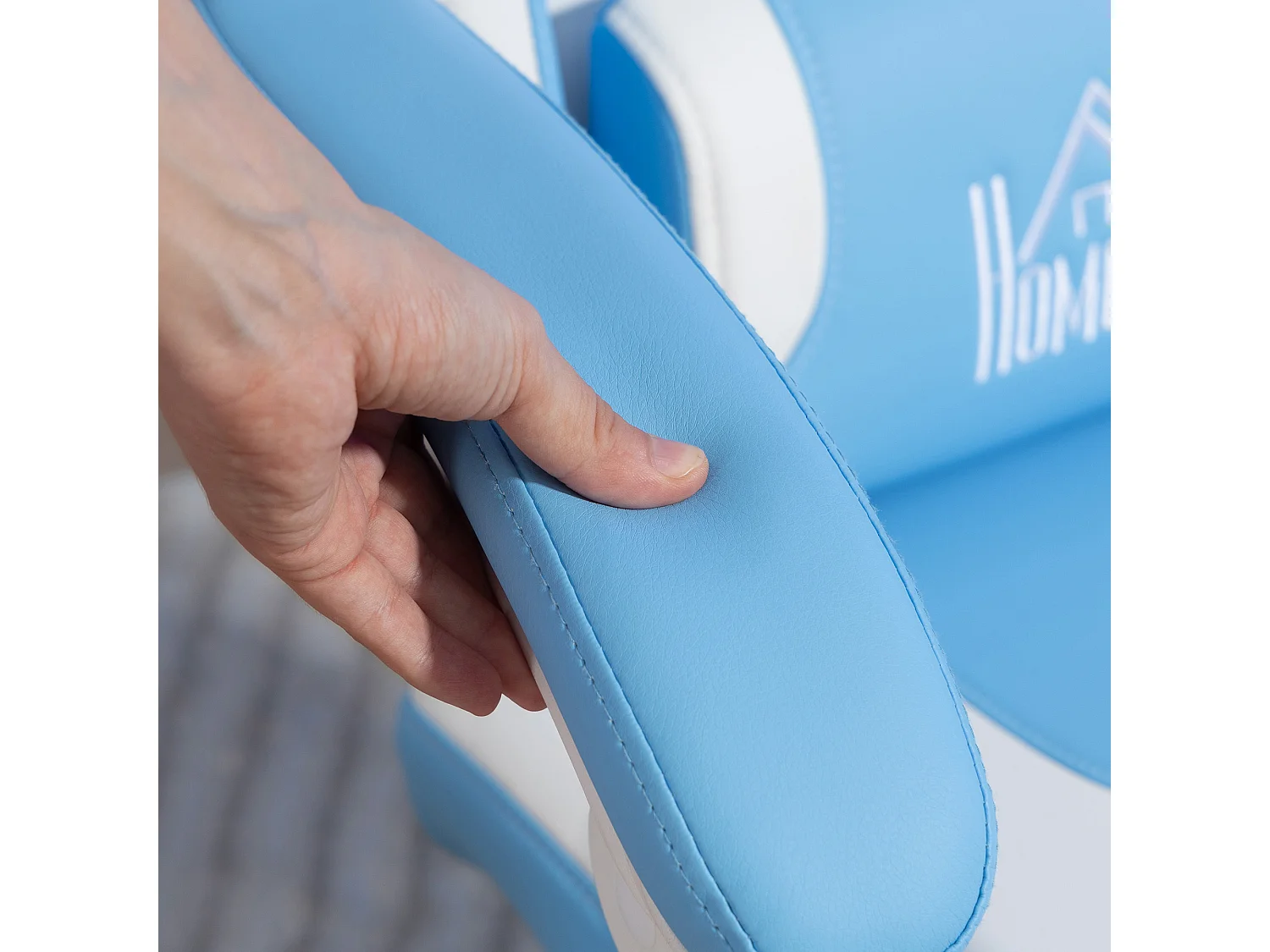 Sedia da gaming reclinabile con poggiapiedi e cuscini bianco e rosa