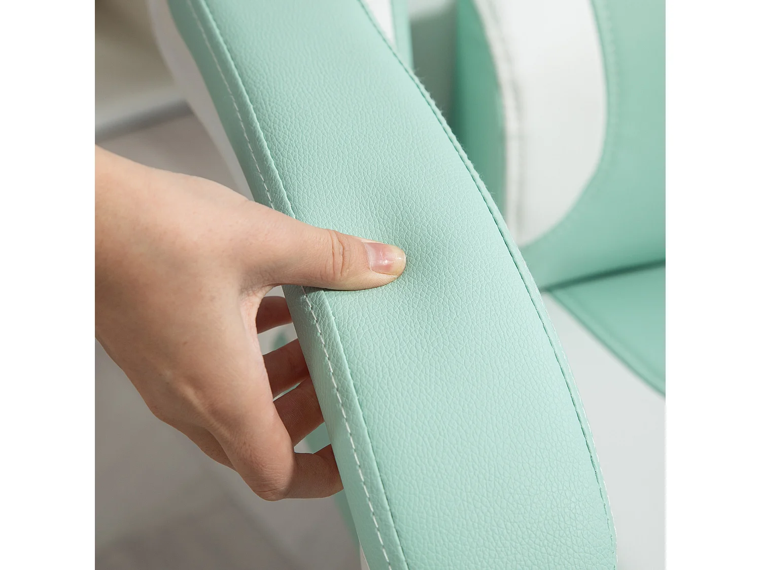 Sedia da gaming reclinabile con poggiapiedi e cuscini bianco e blu