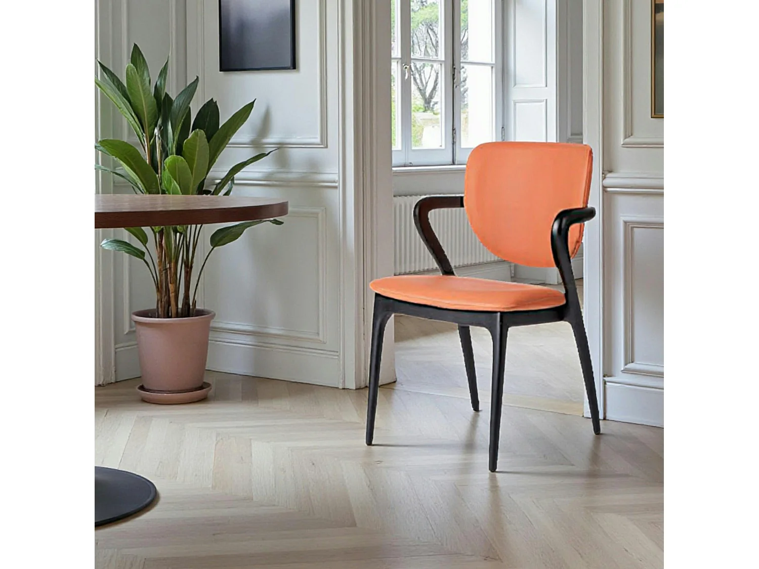 Chaise en cuir terracotta, accoudoirs bois noir ALDER